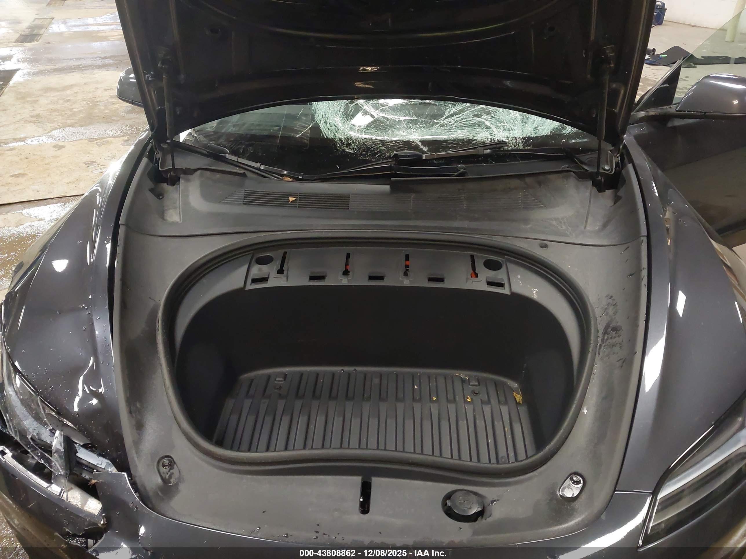 TESLA MODEL image 10