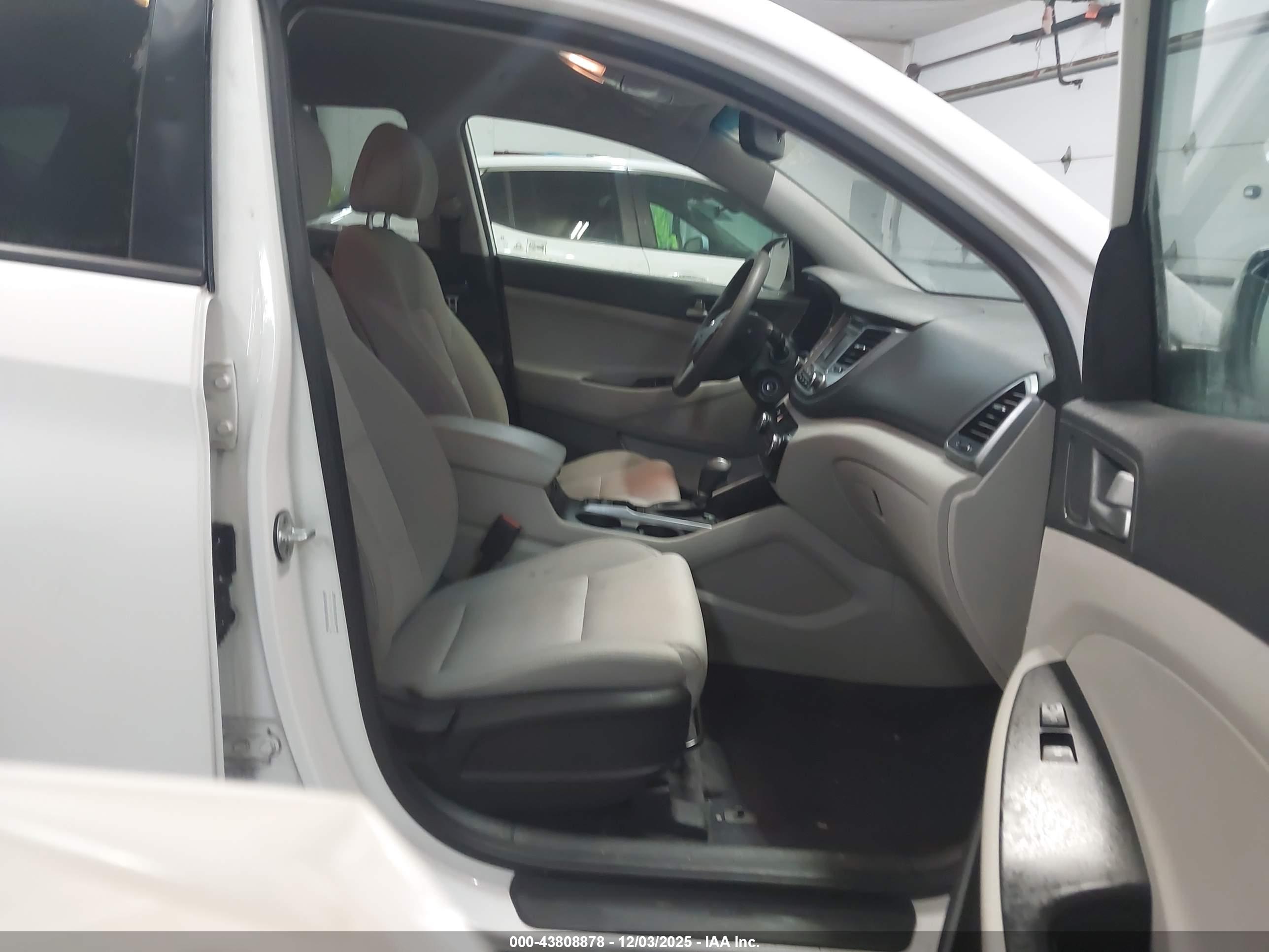 HYUNDAI TUCSON image 5