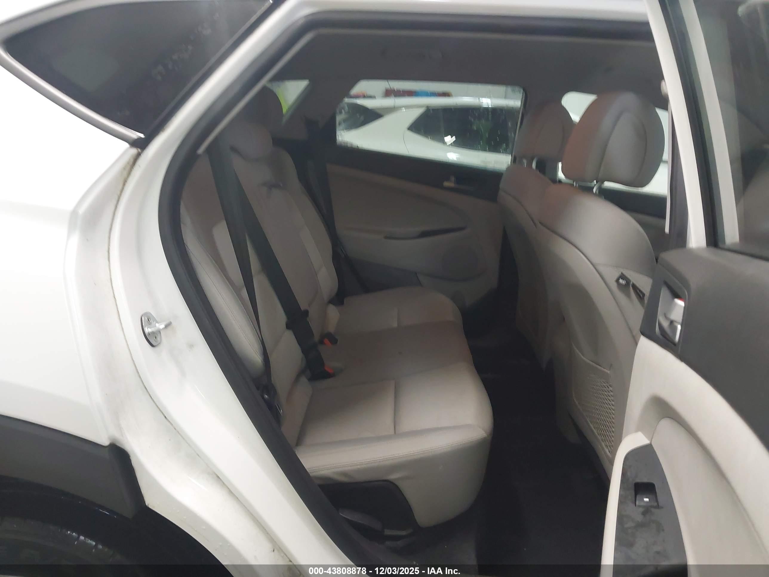 HYUNDAI TUCSON image 8