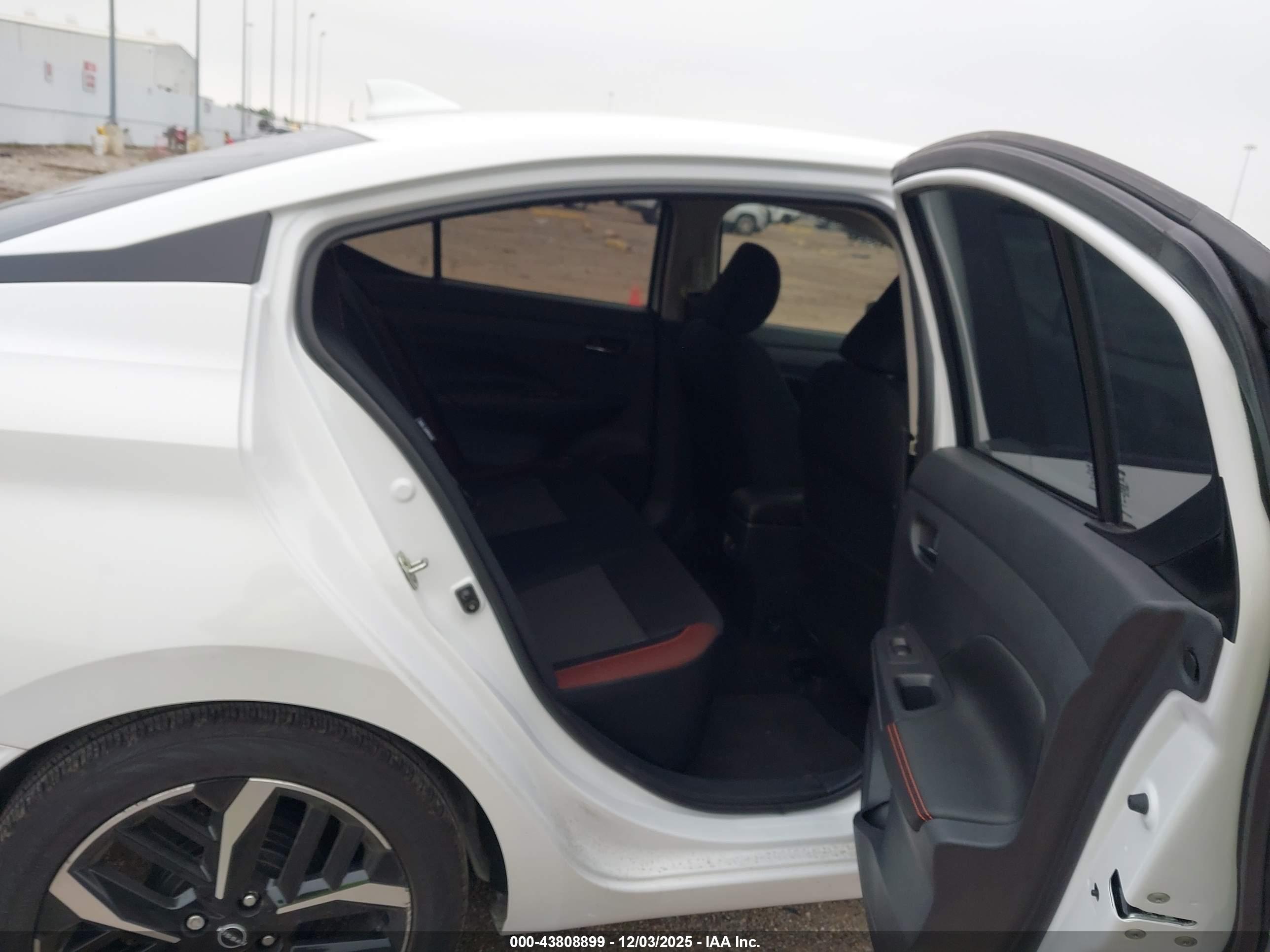 NISSAN VERSA image 8