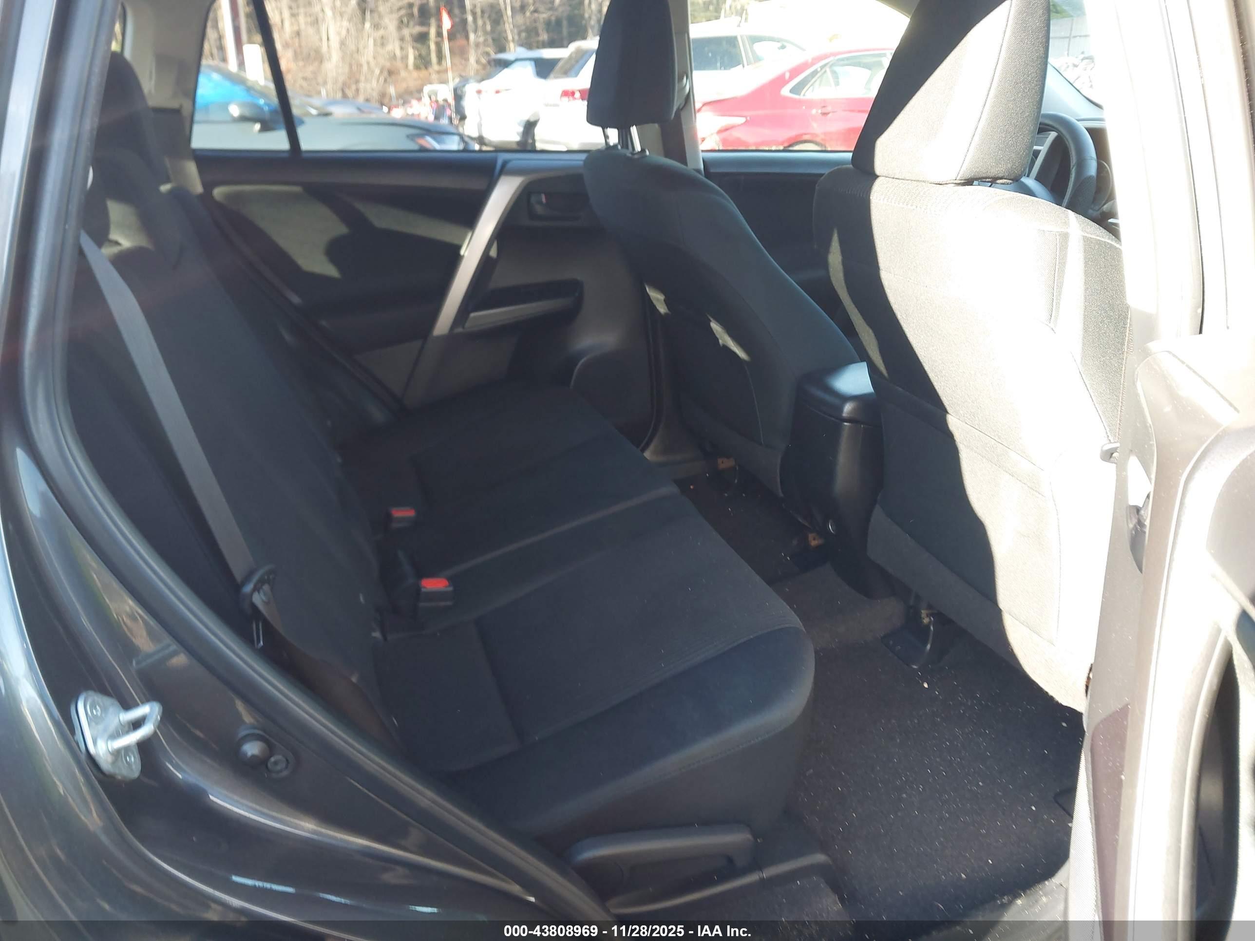 TOYOTA RAV4 image 8