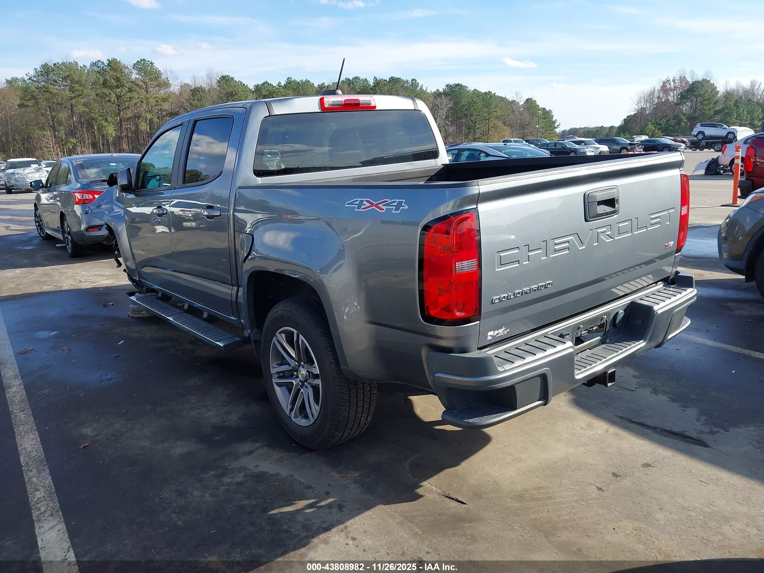 CHEVROLET COLORADO image 3