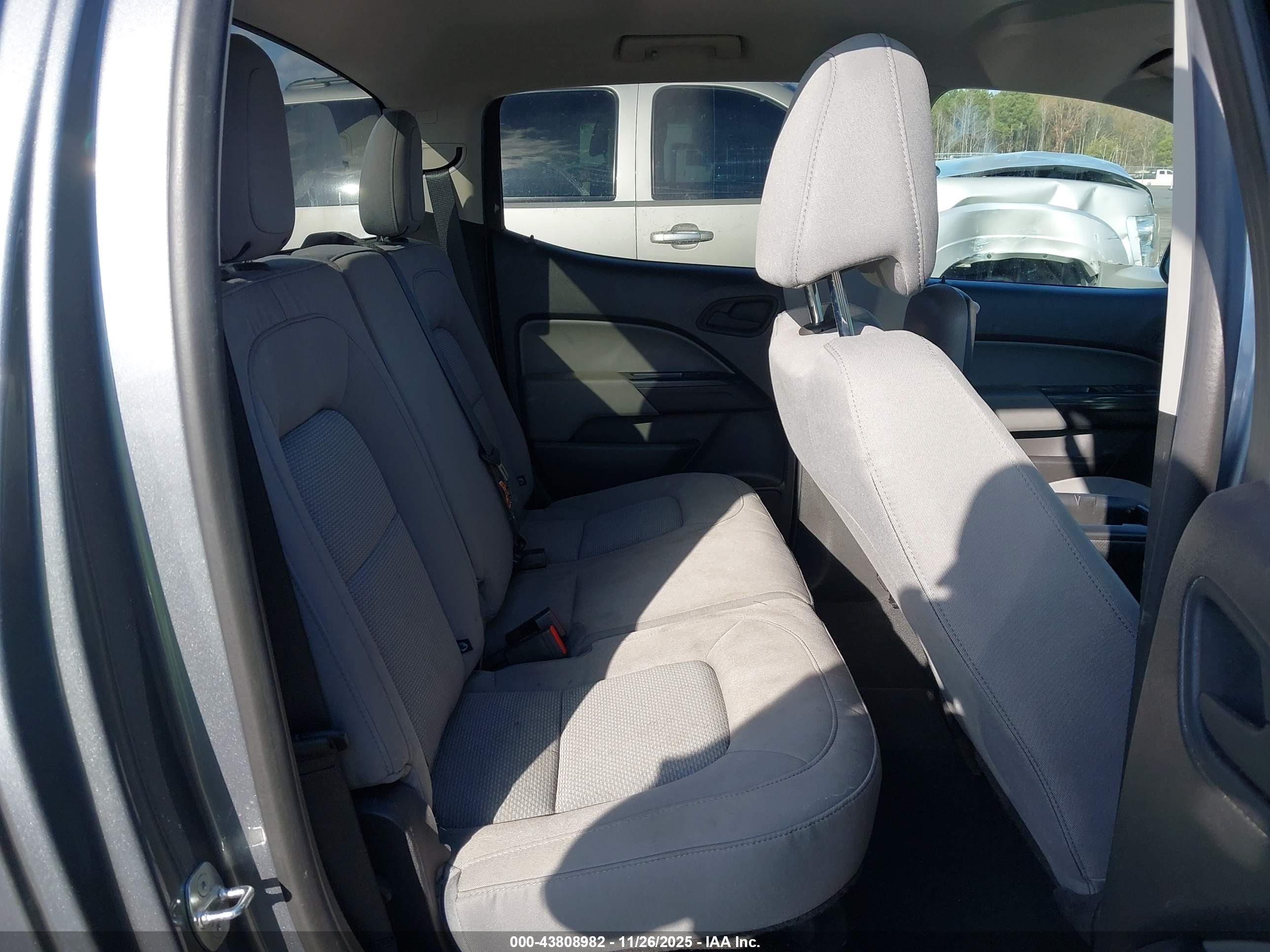 CHEVROLET COLORADO image 8