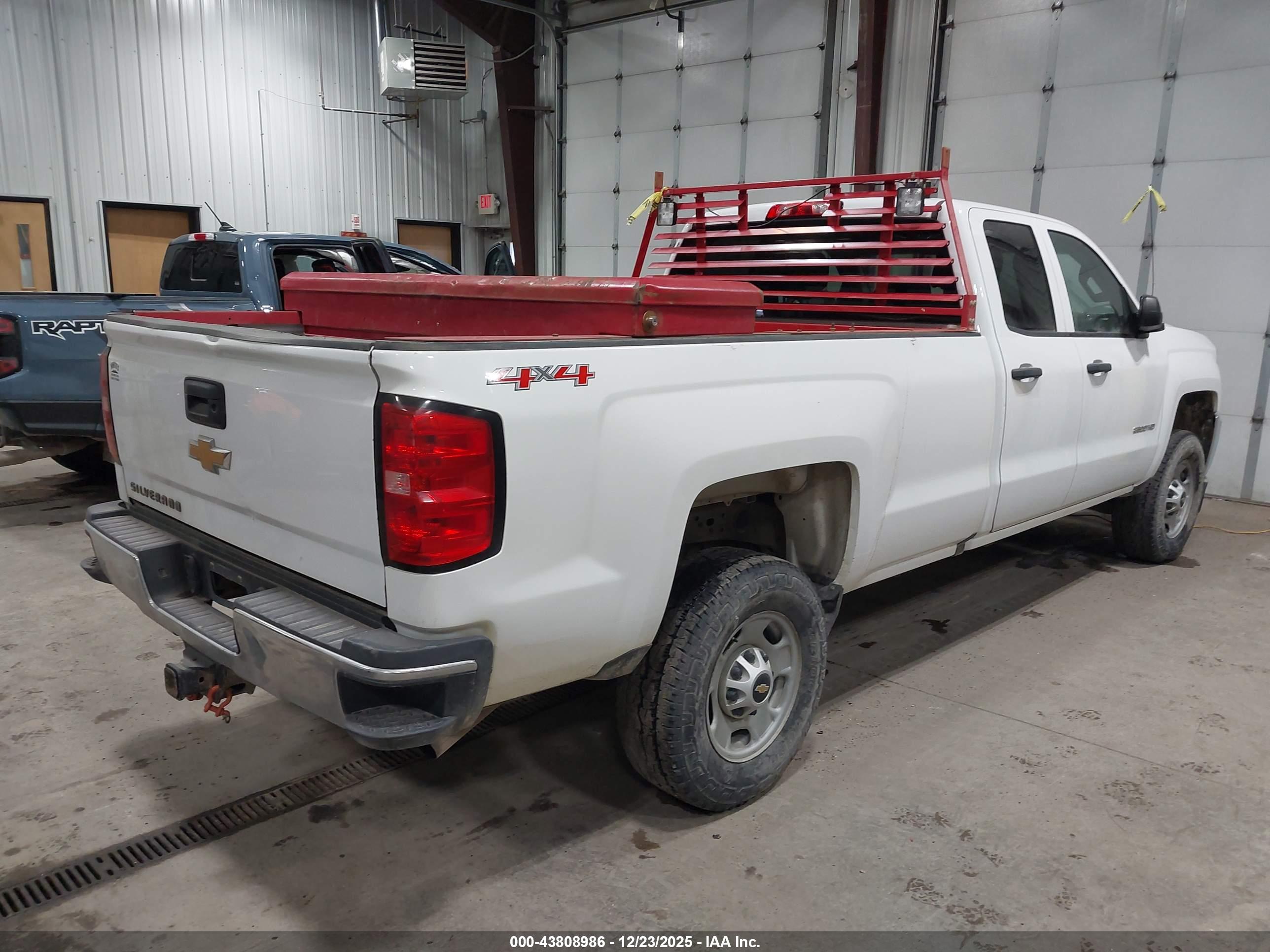CHEVROLET SILVERADO image 4