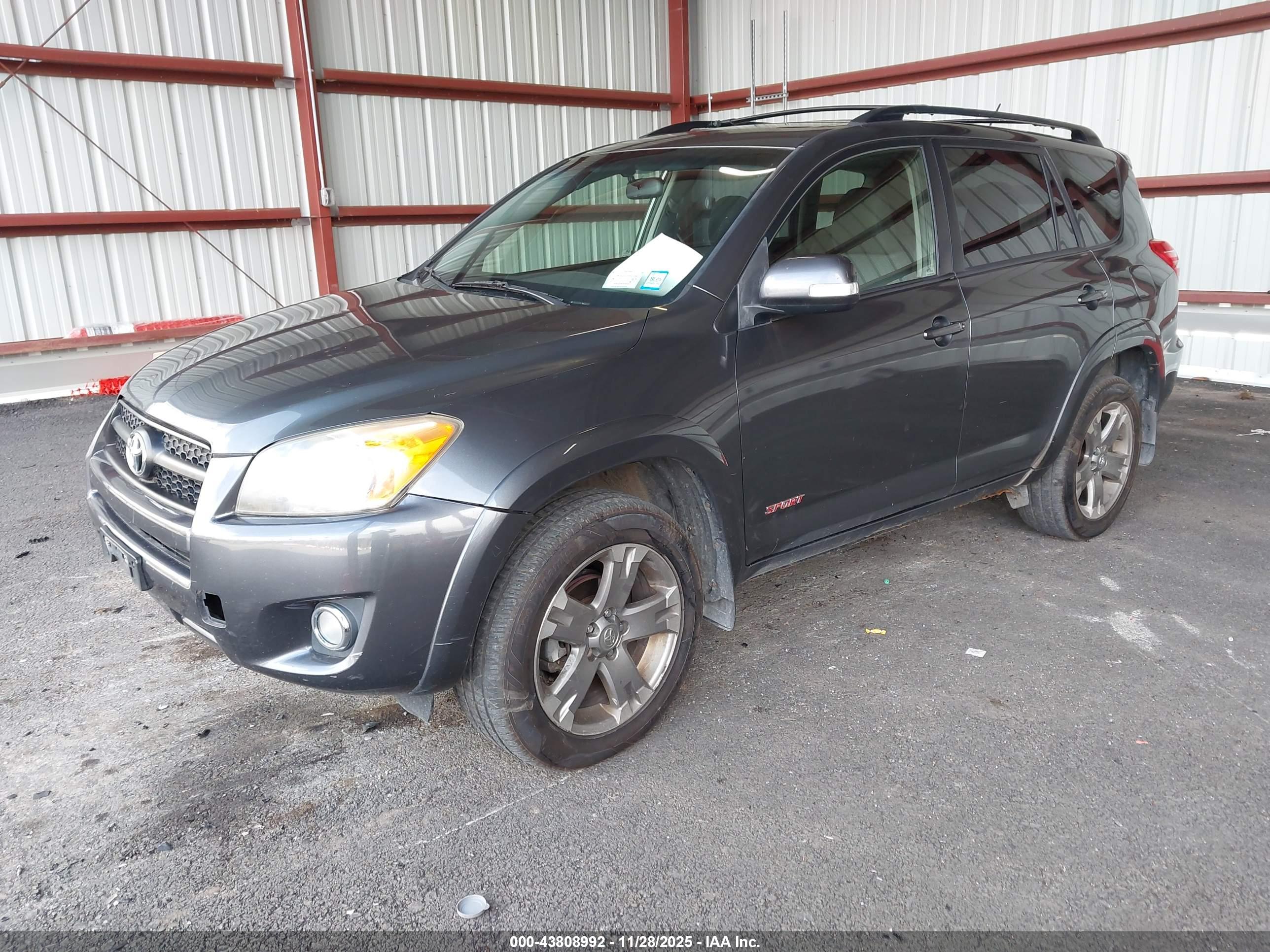 TOYOTA RAV4 image 2