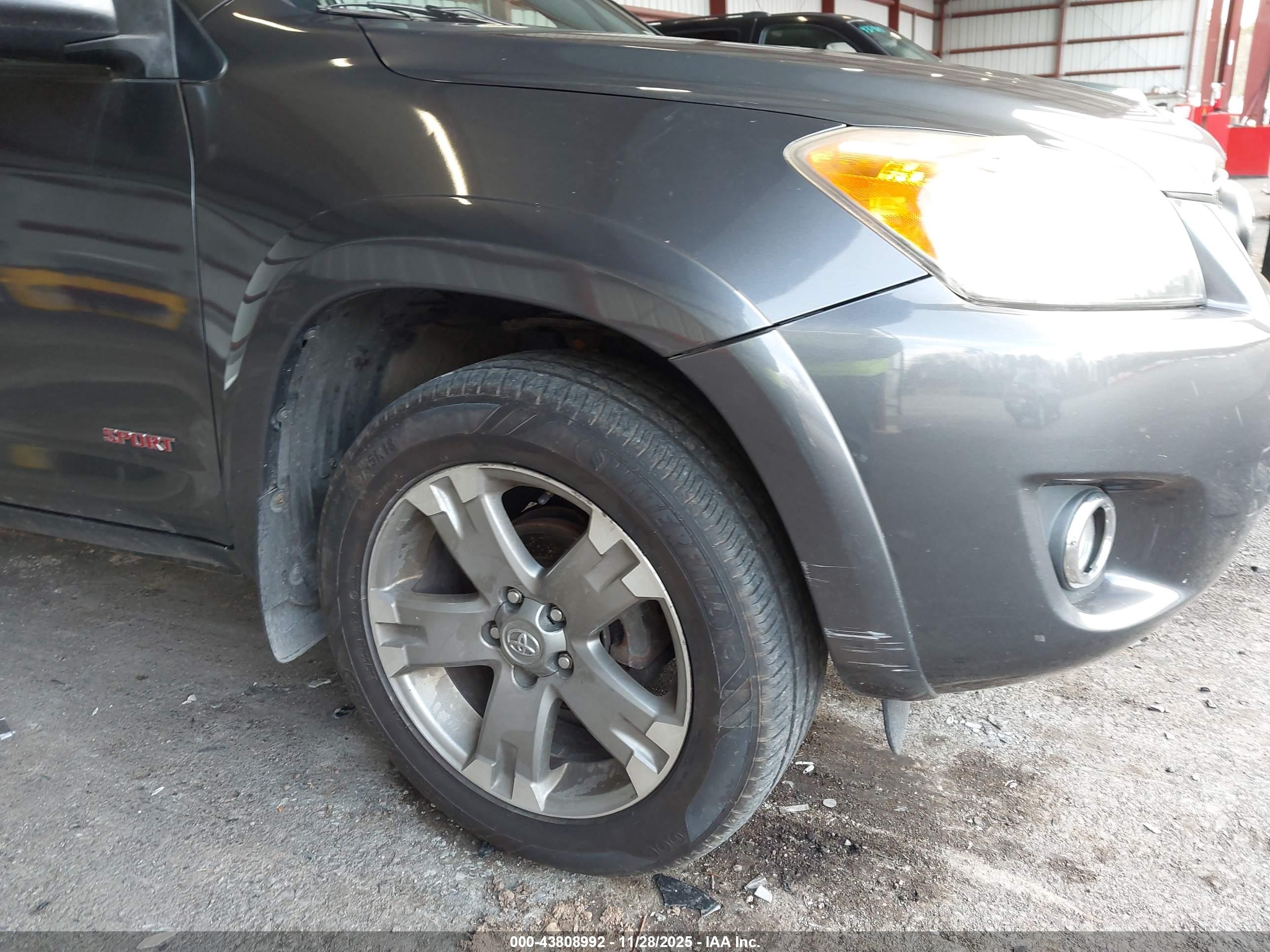 TOYOTA RAV4 image 6