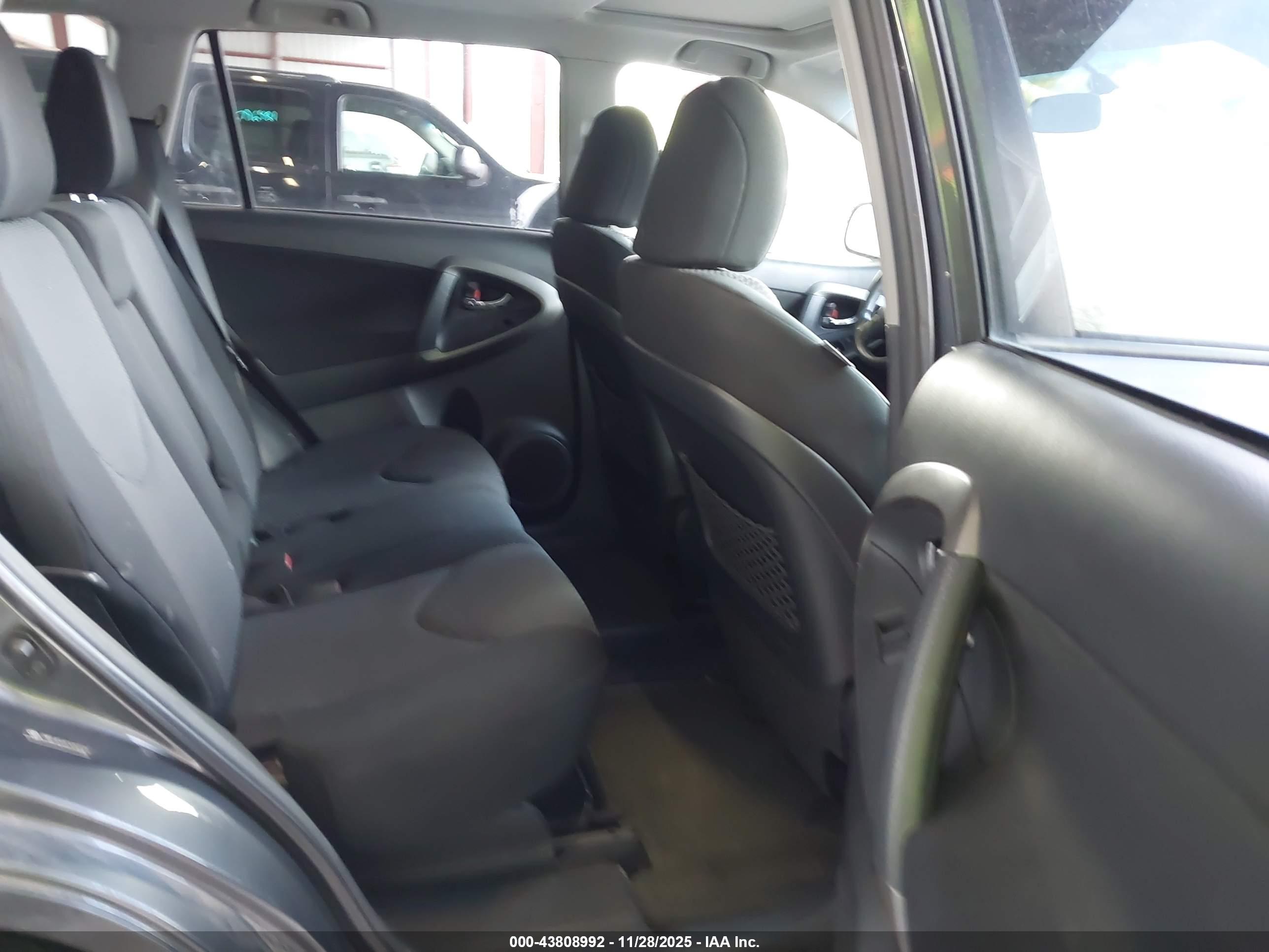 TOYOTA RAV4 image 8