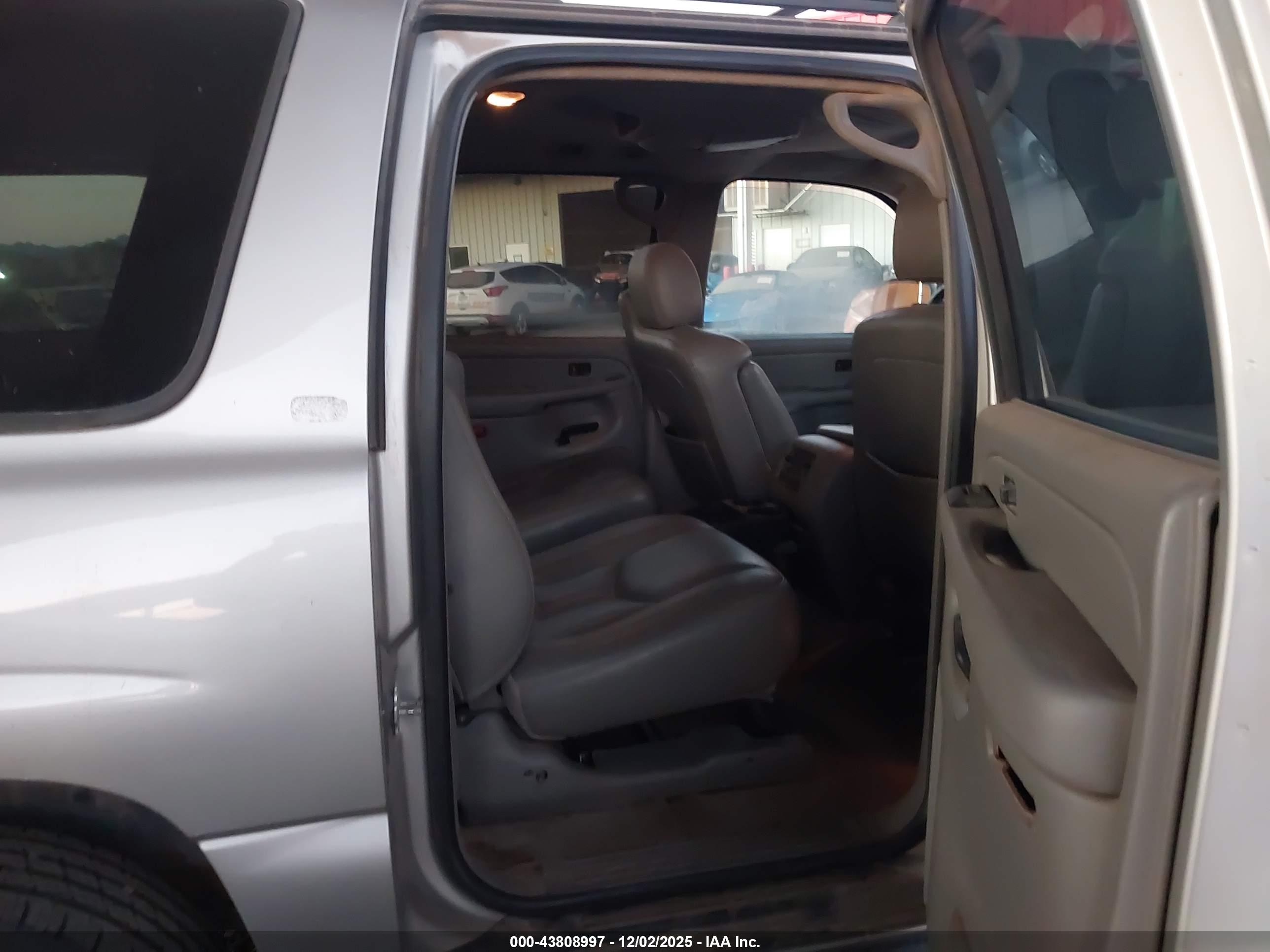 GMC YUKON image 8