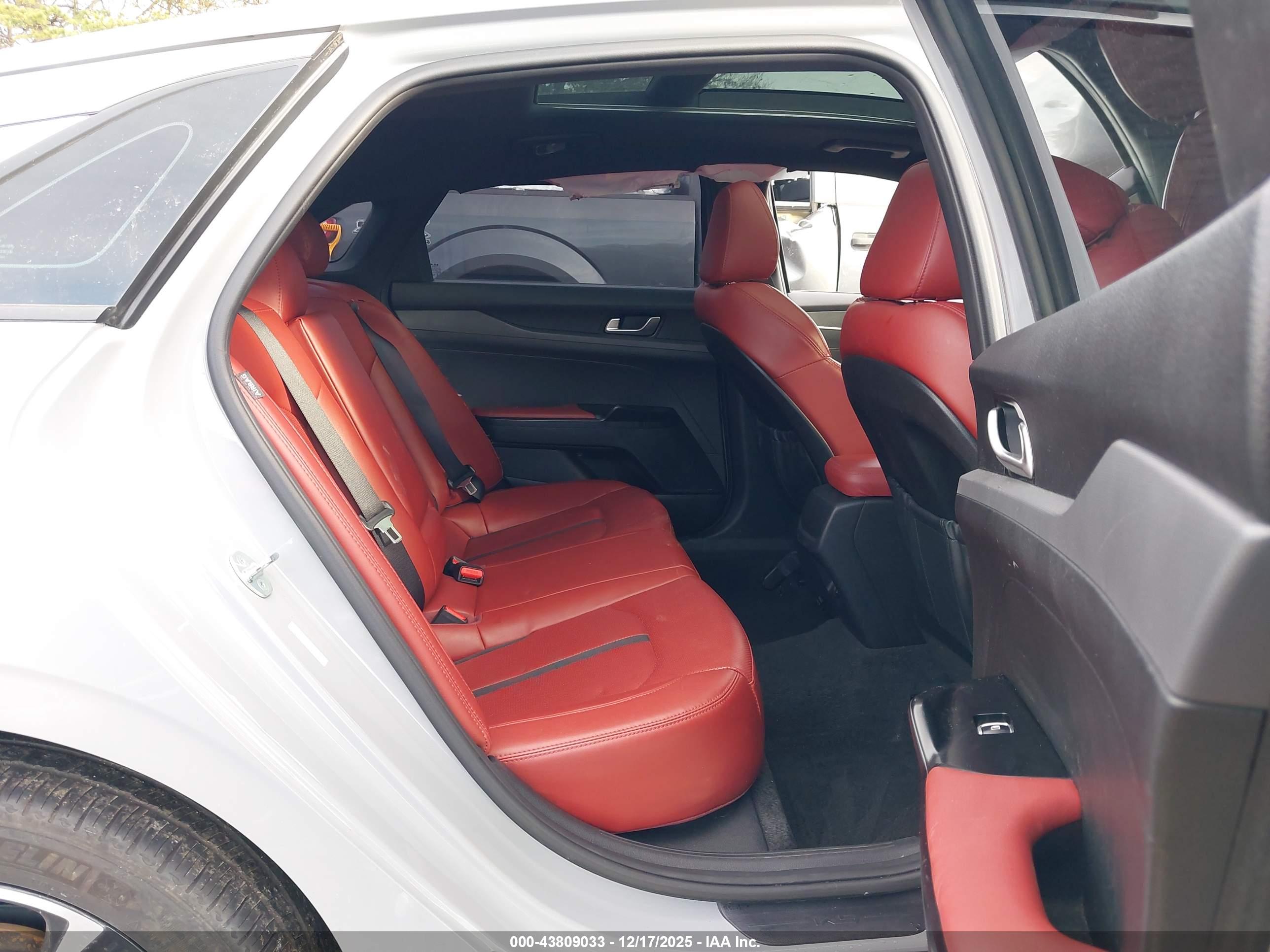 KIA K5 image 8