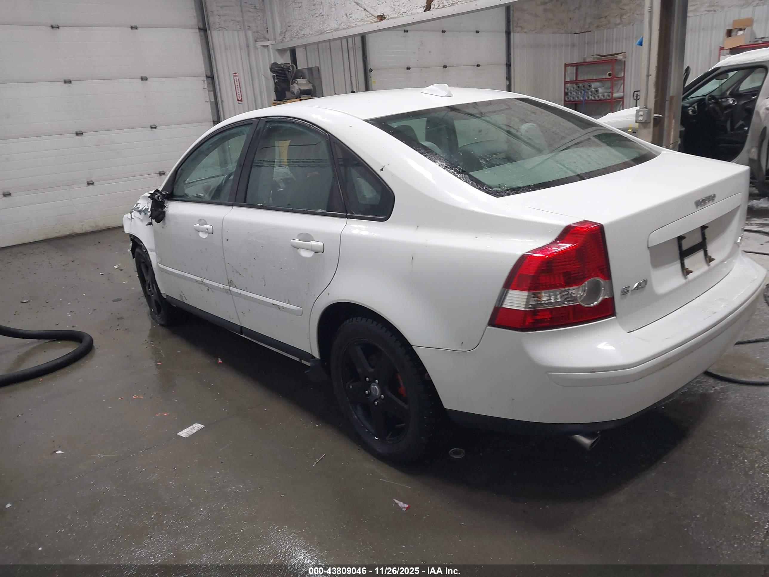 VOLVO S40 image 3