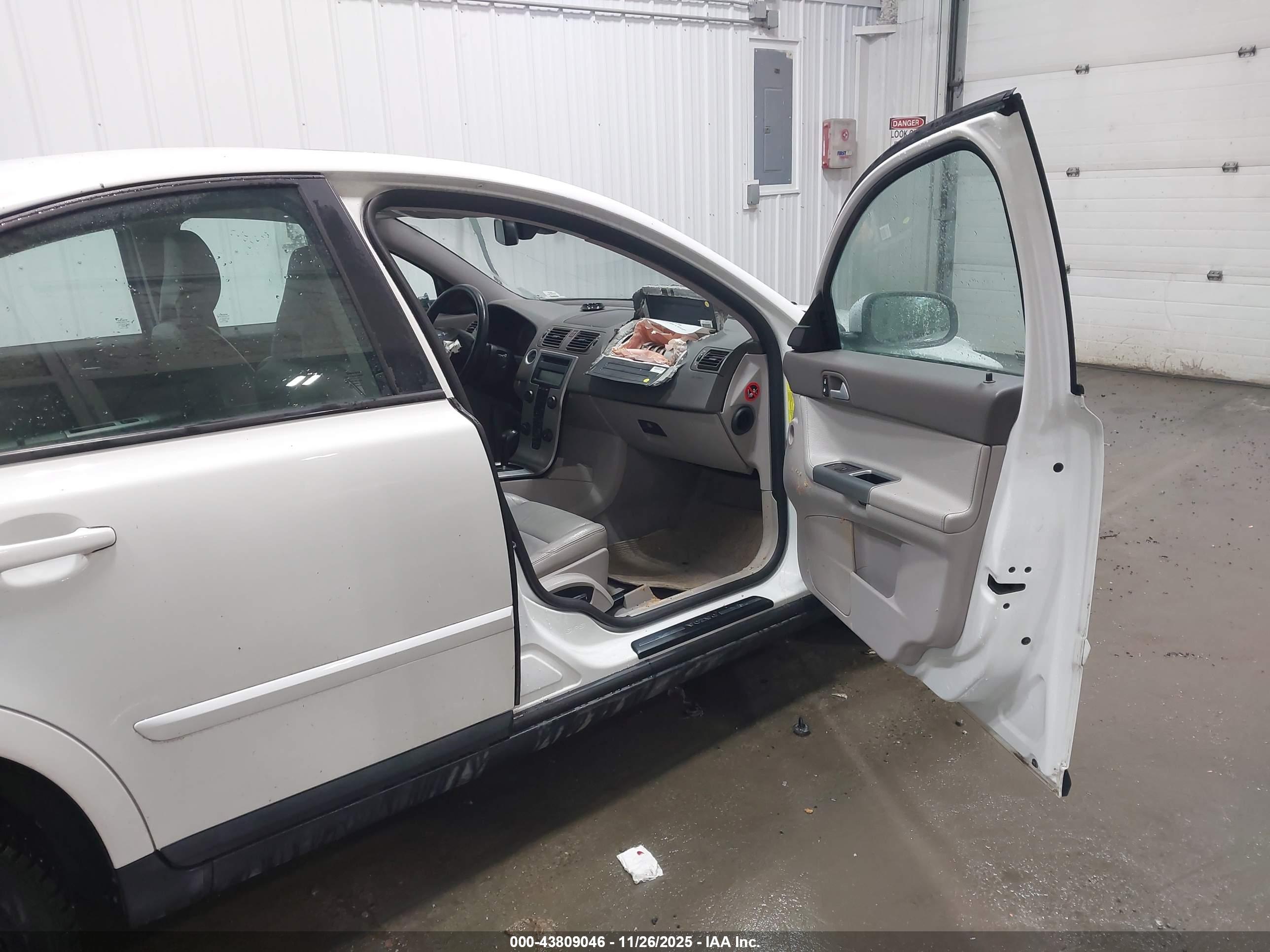 VOLVO S40 image 5