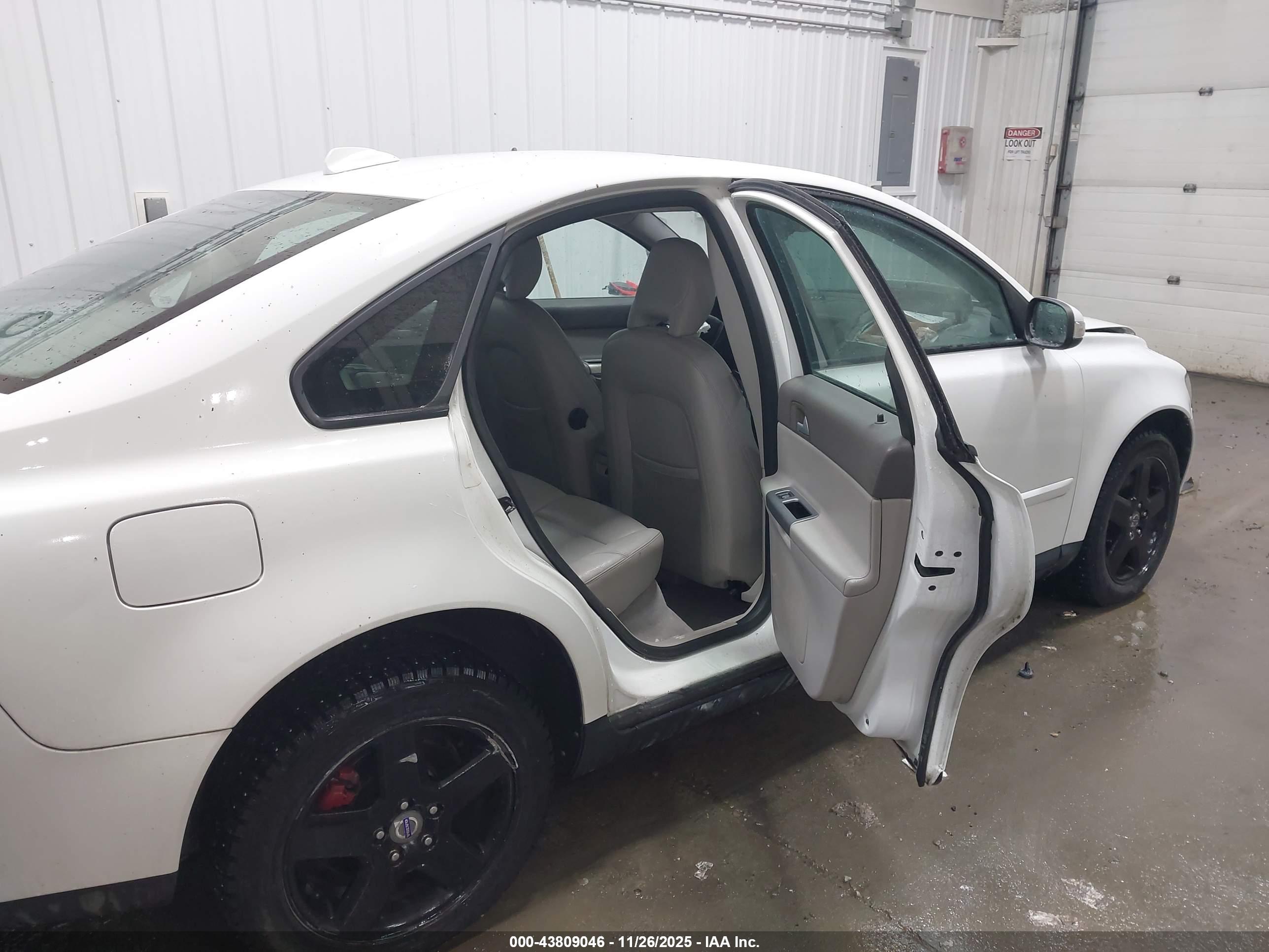 VOLVO S40 image 8