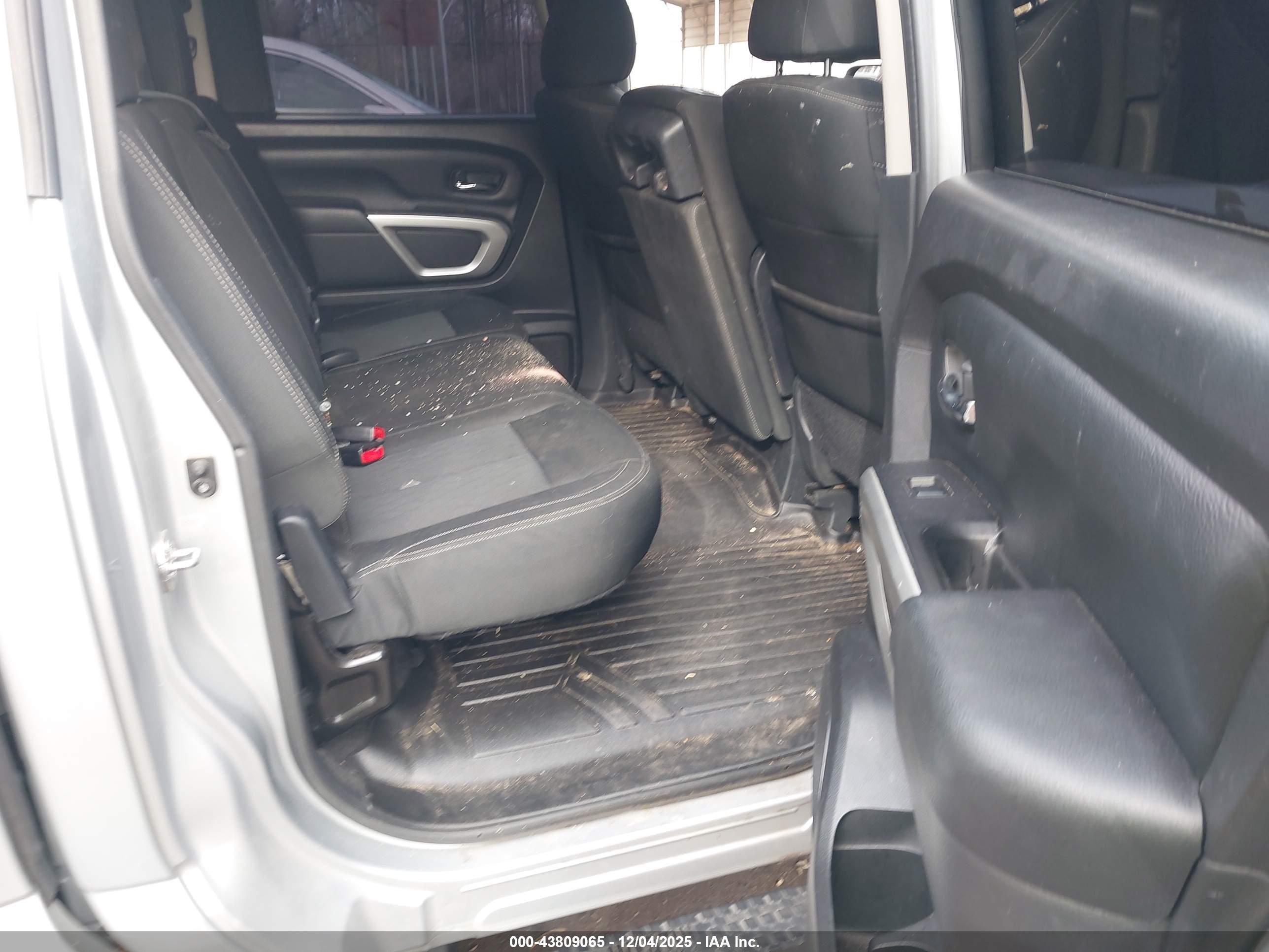 NISSAN TITAN image 8