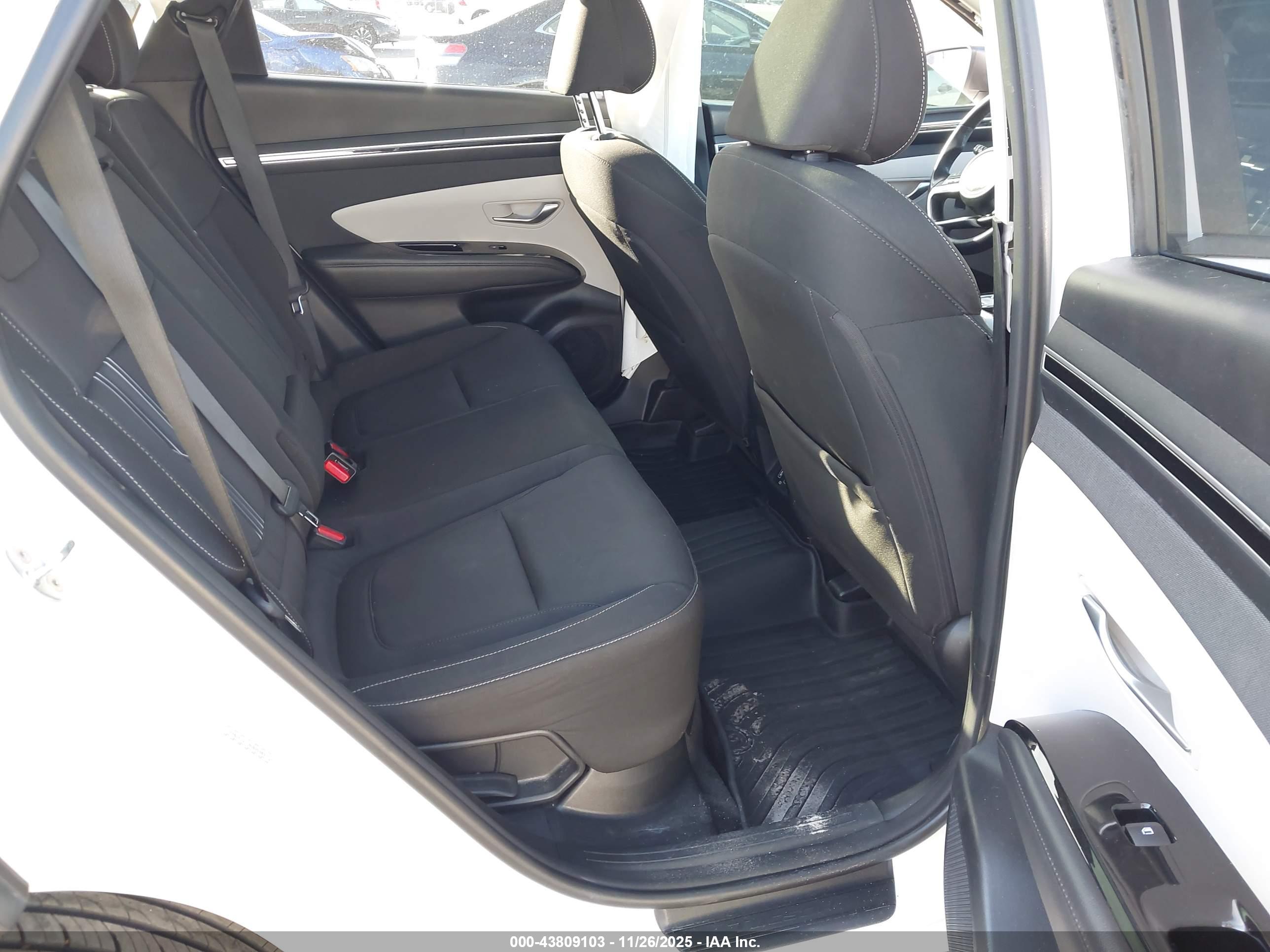 HYUNDAI TUCSON image 8