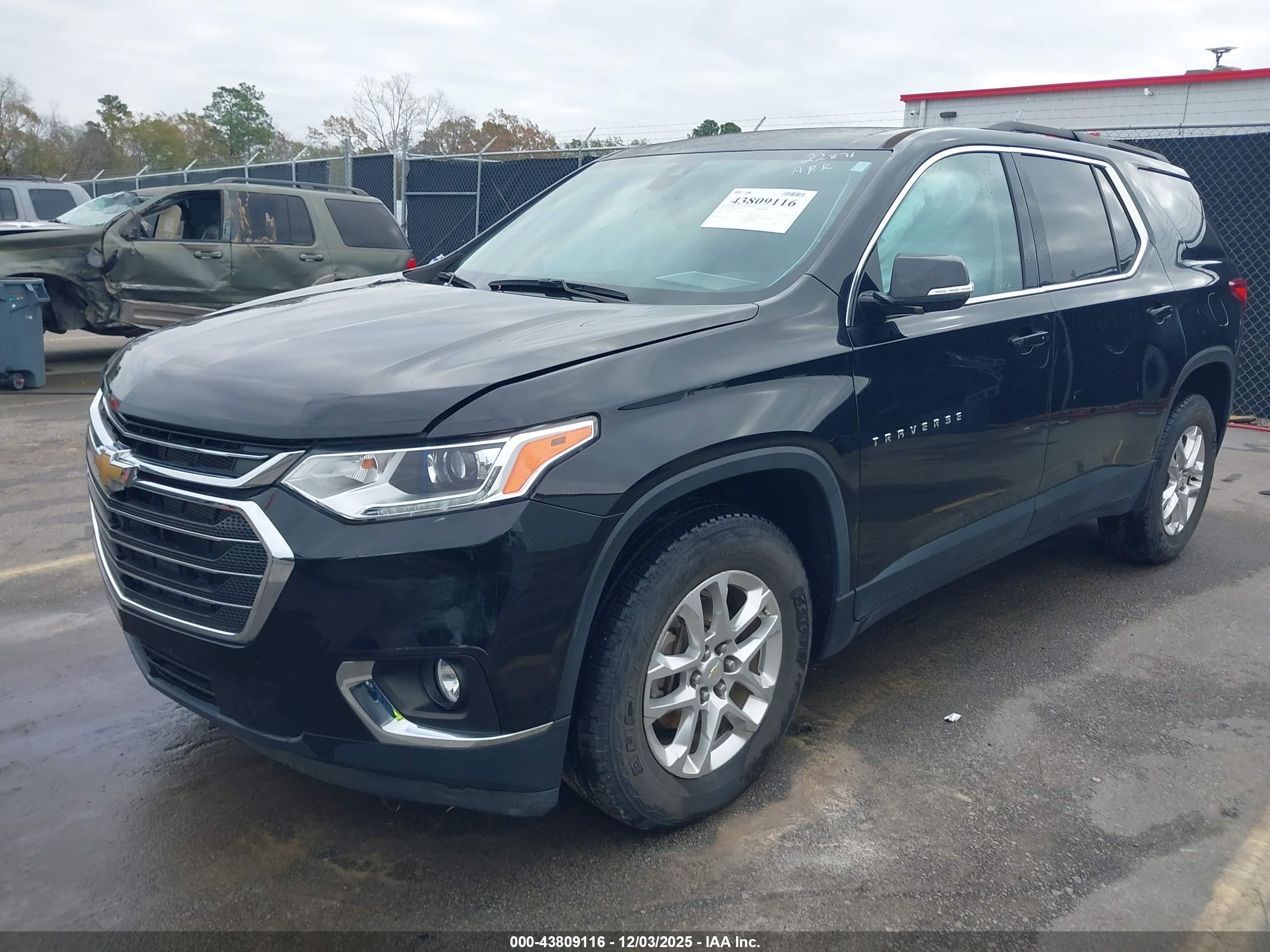 CHEVROLET TRAVERSE image 2