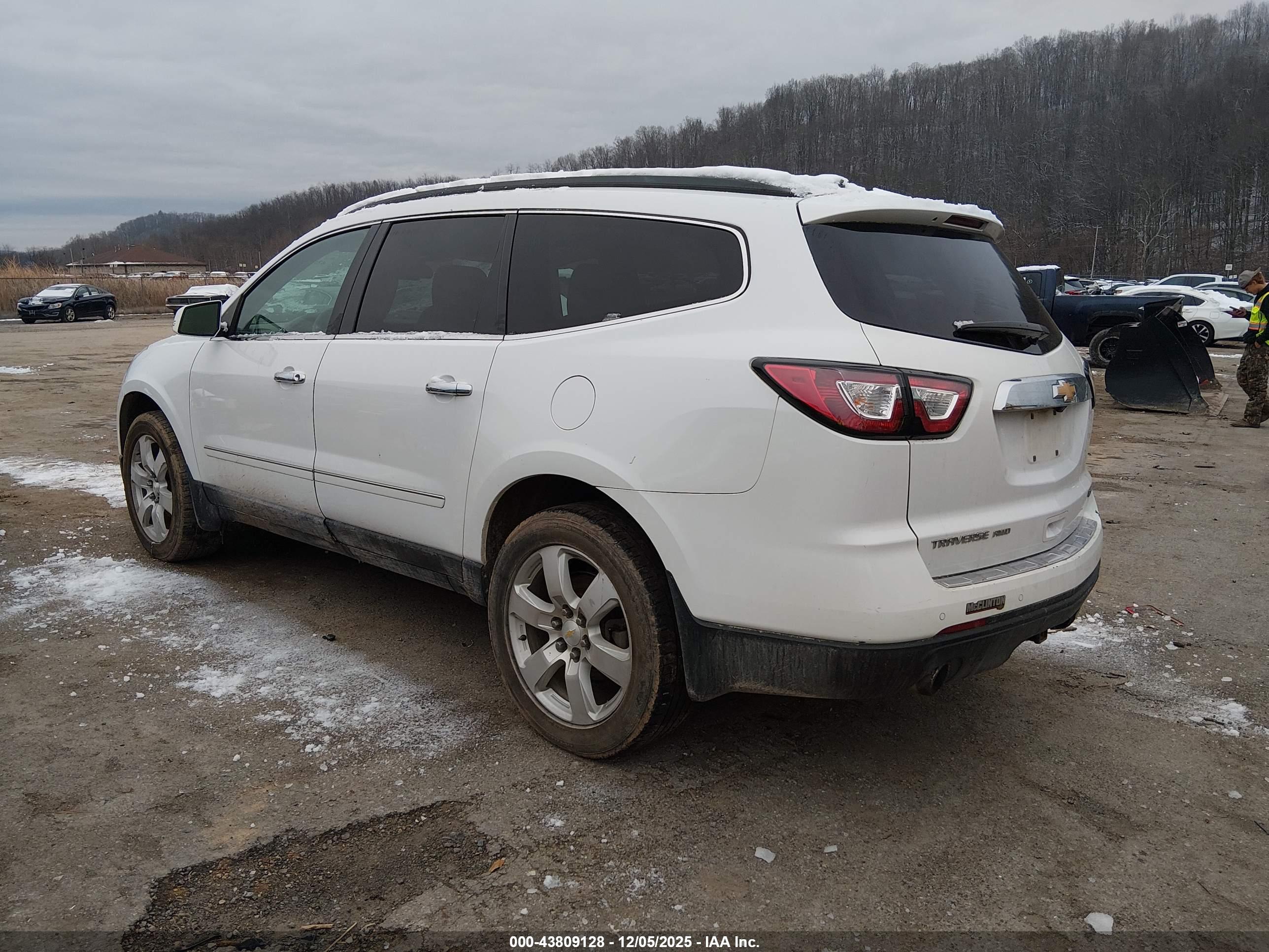 CHEVROLET TRAVERSE image 3