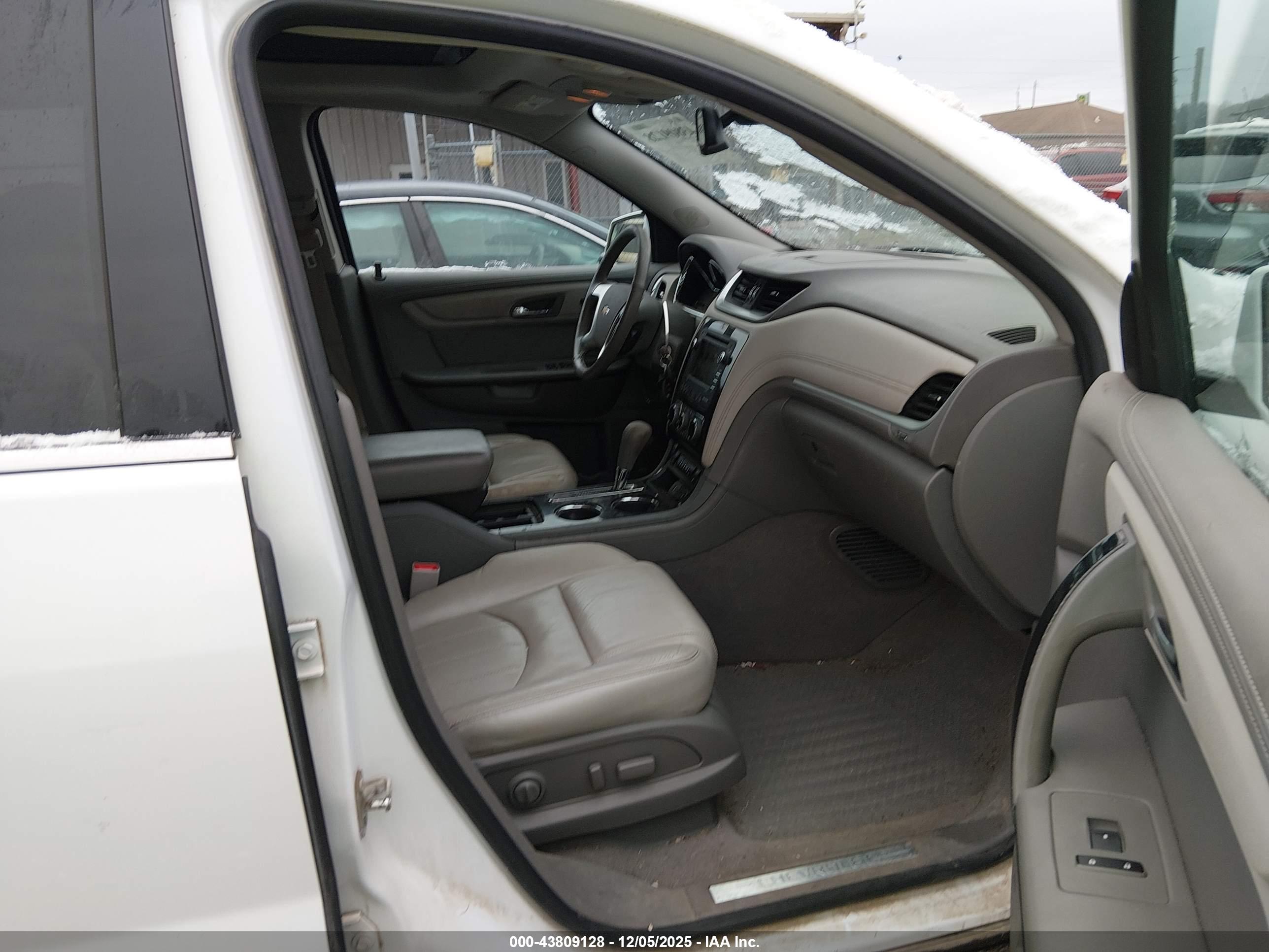 CHEVROLET TRAVERSE image 5
