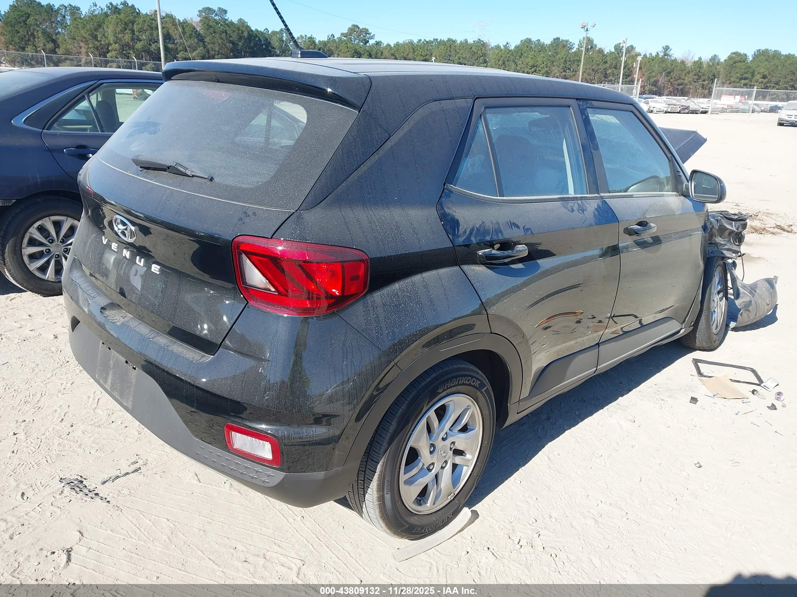 HYUNDAI VENUE image 4
