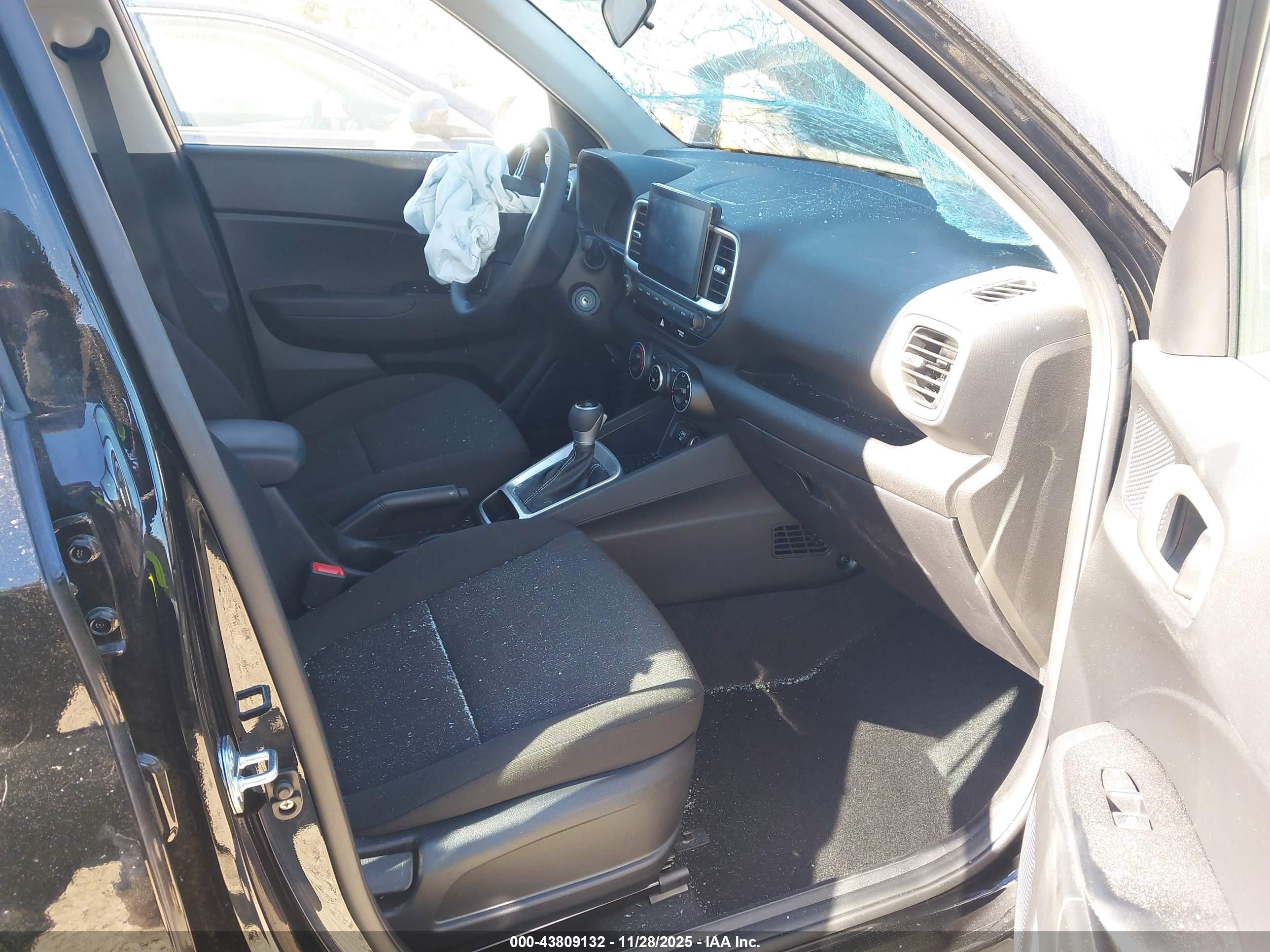 HYUNDAI VENUE image 5