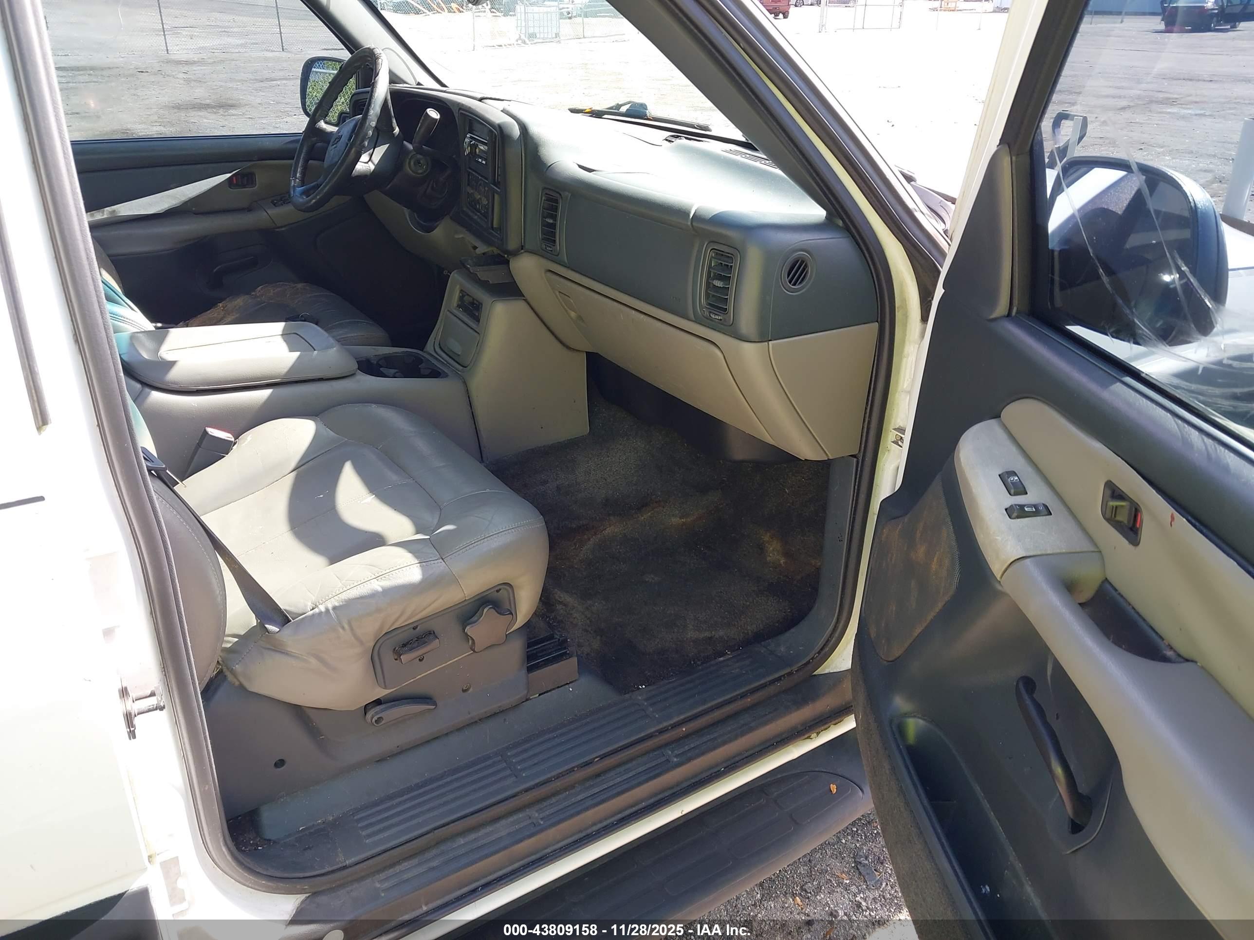 CHEVROLET SUBURBAN image 5