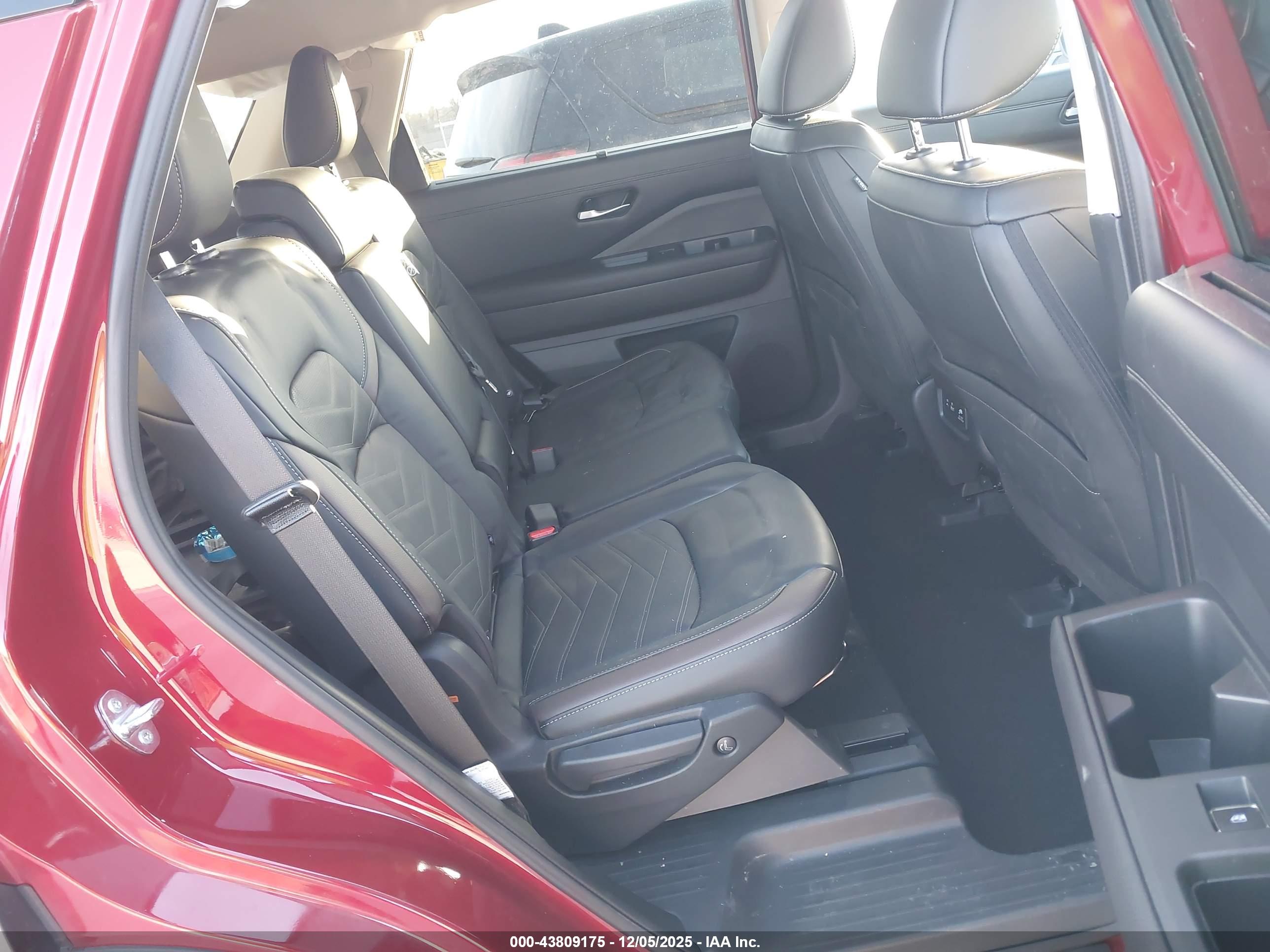 NISSAN PATHFINDER image 8