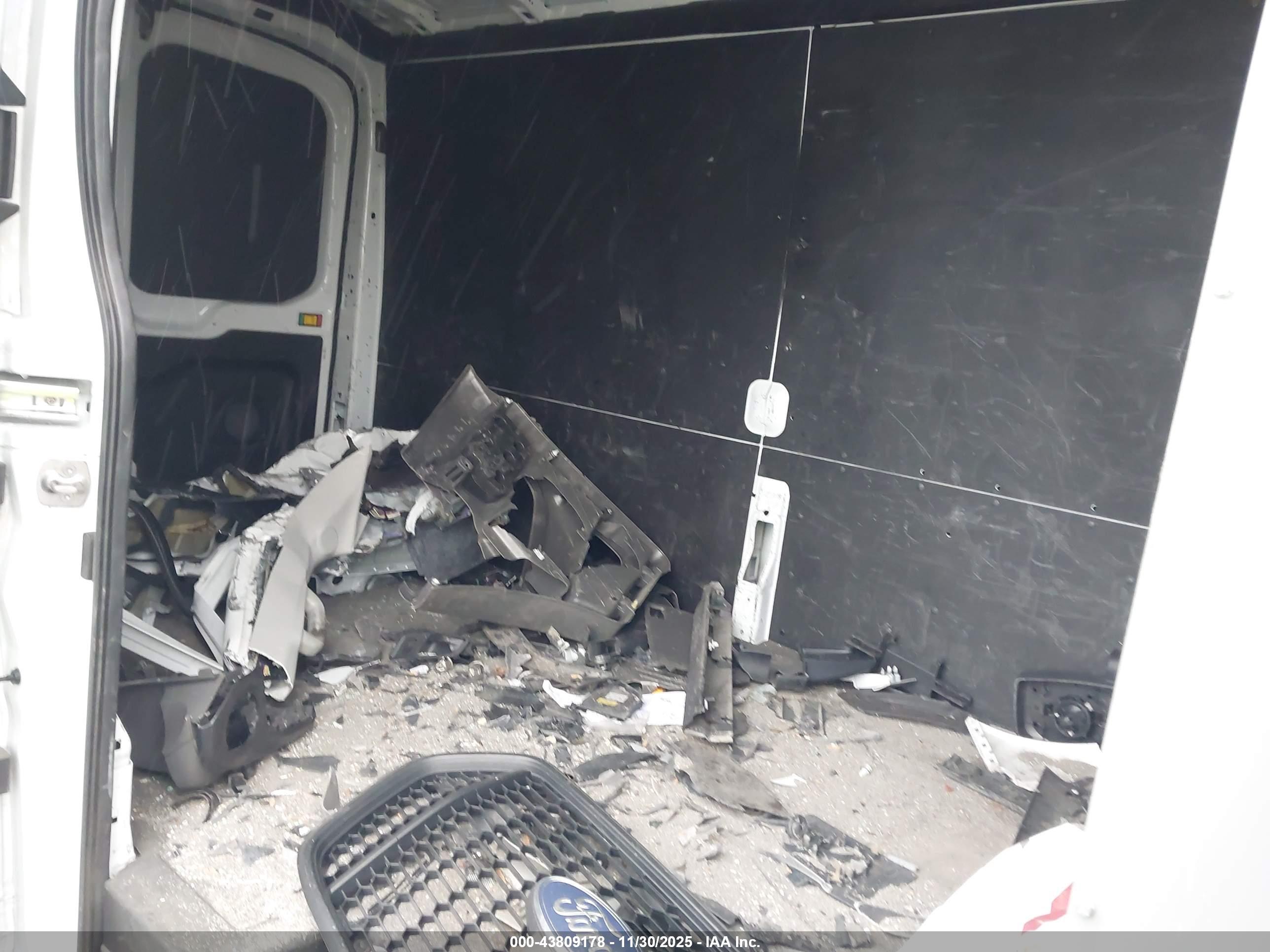 FORD TRANSIT-250 image 8