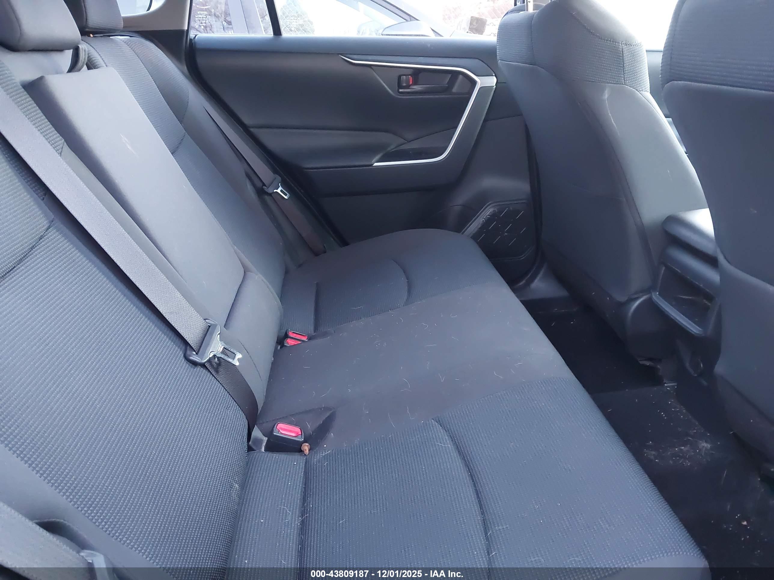 TOYOTA RAV4 image 8