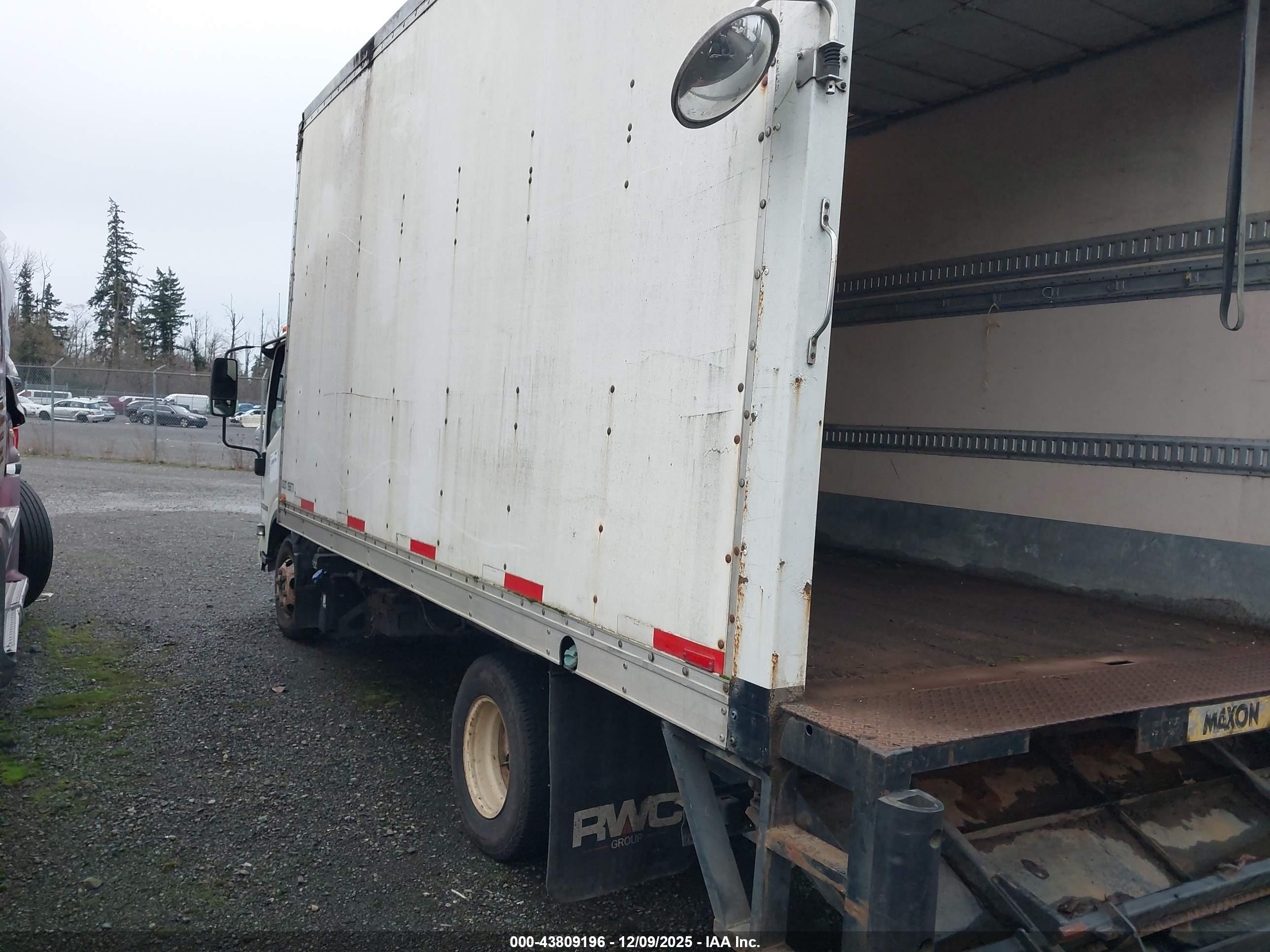 ISUZU NPR image 3