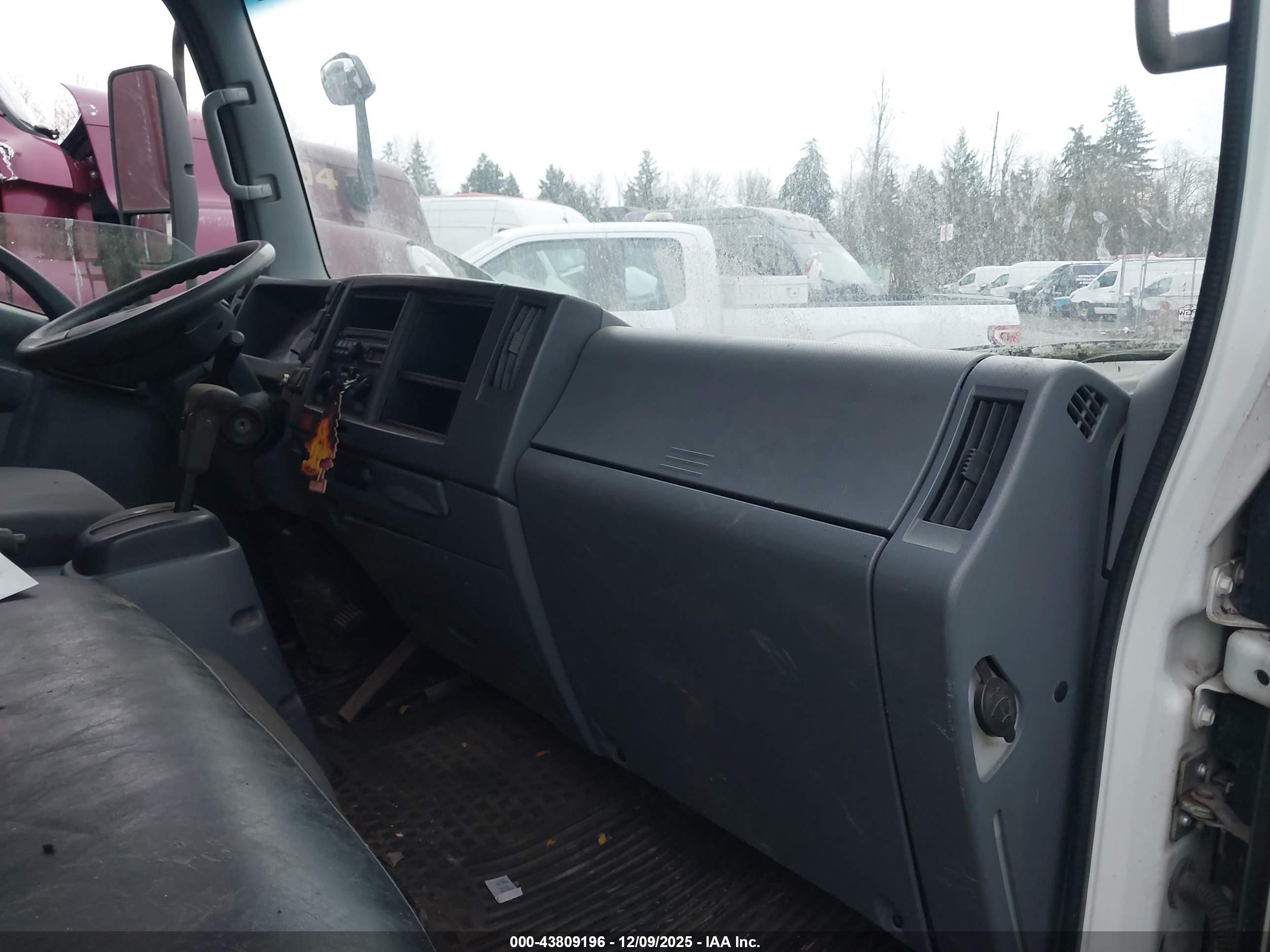 ISUZU NPR image 8