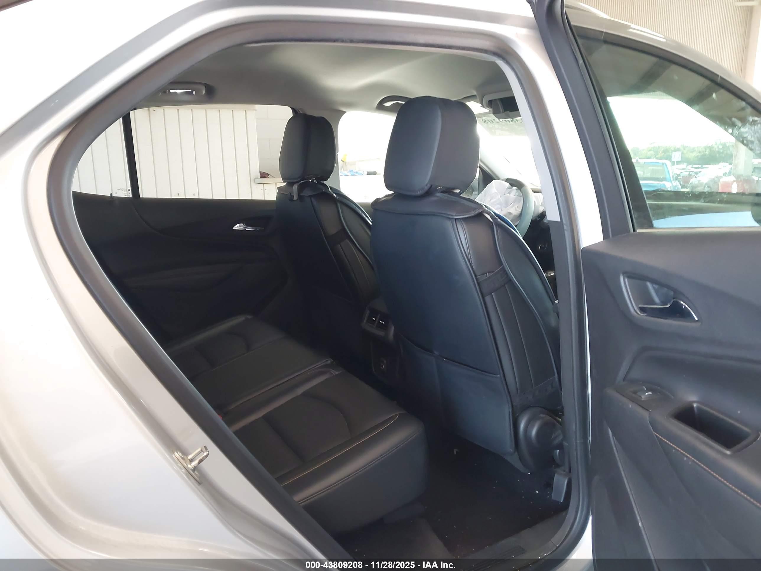 CHEVROLET EQUINOX image 8