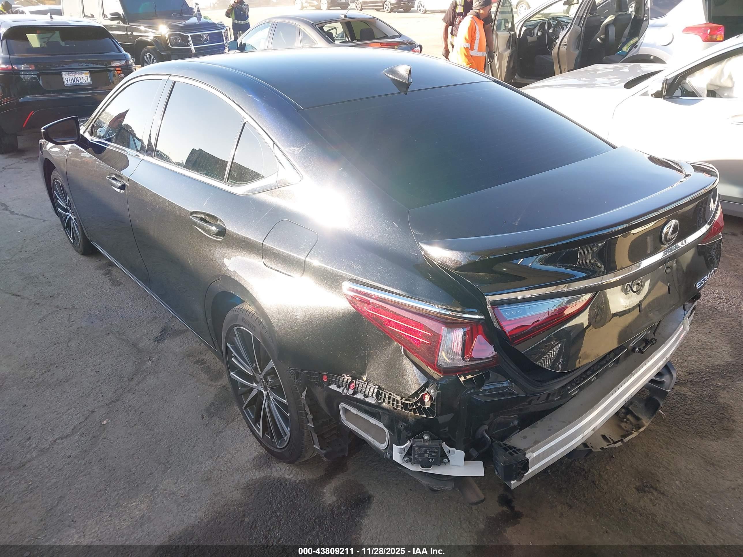 LEXUS ES image 3