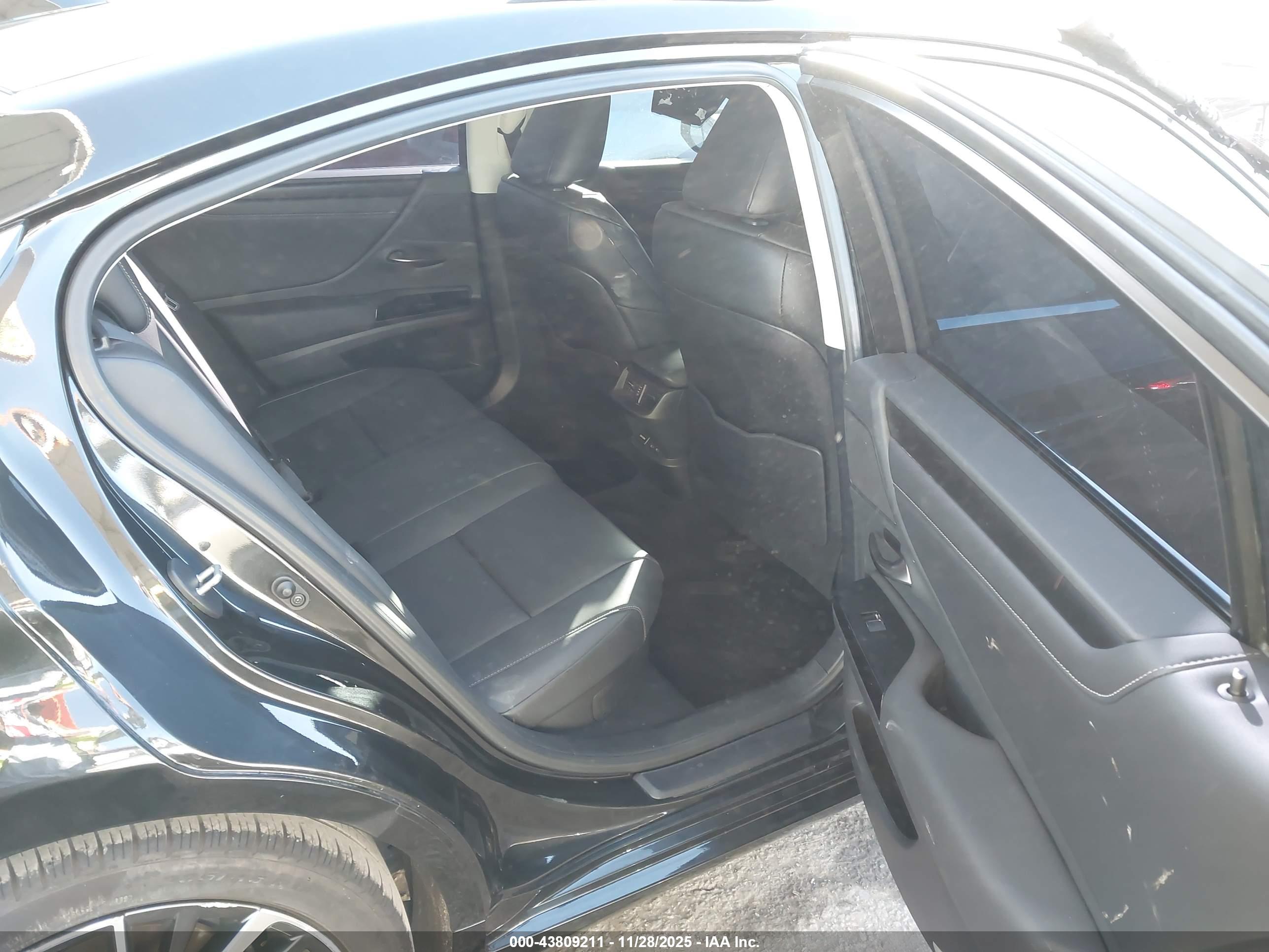 LEXUS ES image 8