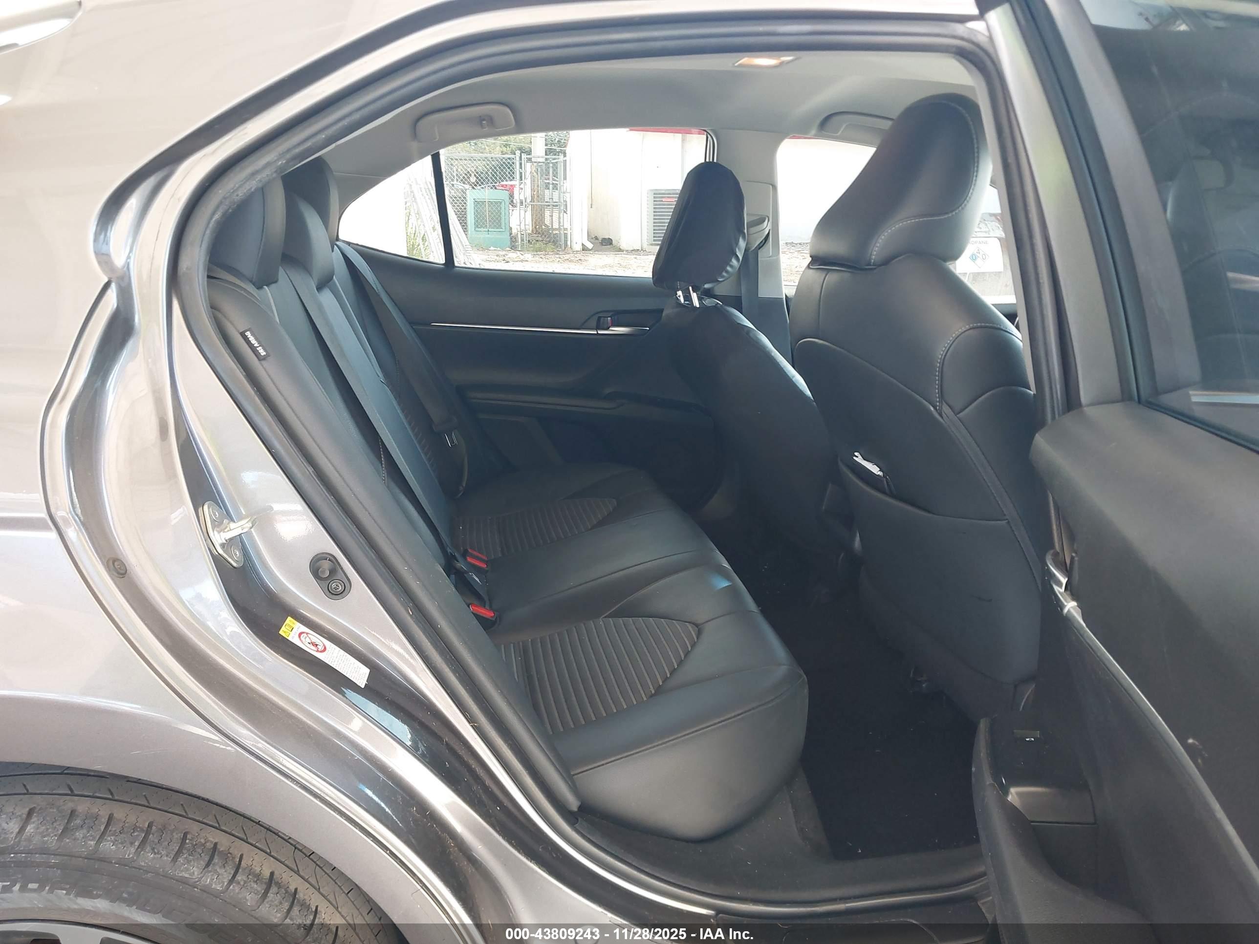 TOYOTA CAMRY image 8
