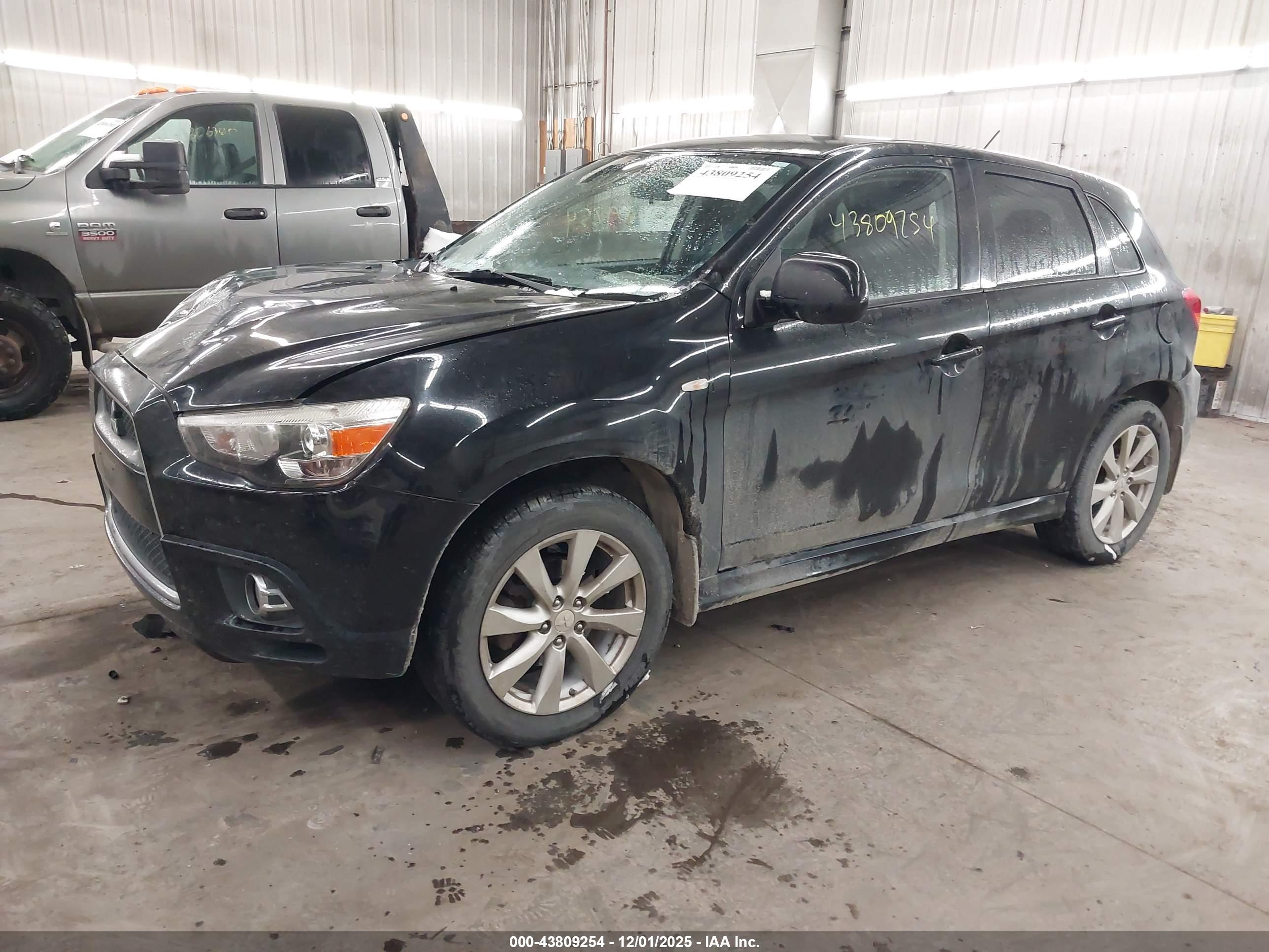 MITSUBISHI OUTLANDER image 2