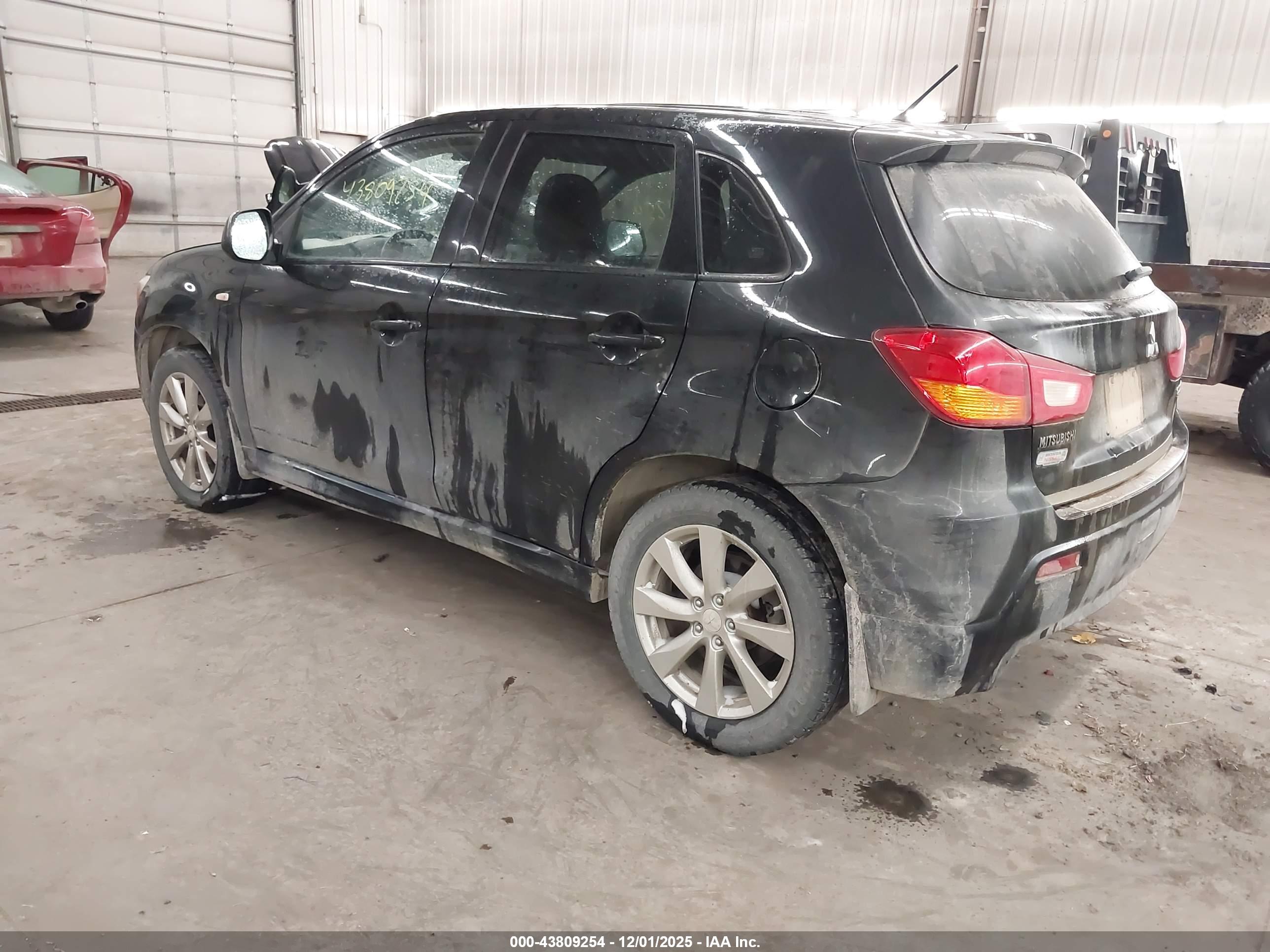 MITSUBISHI OUTLANDER image 3