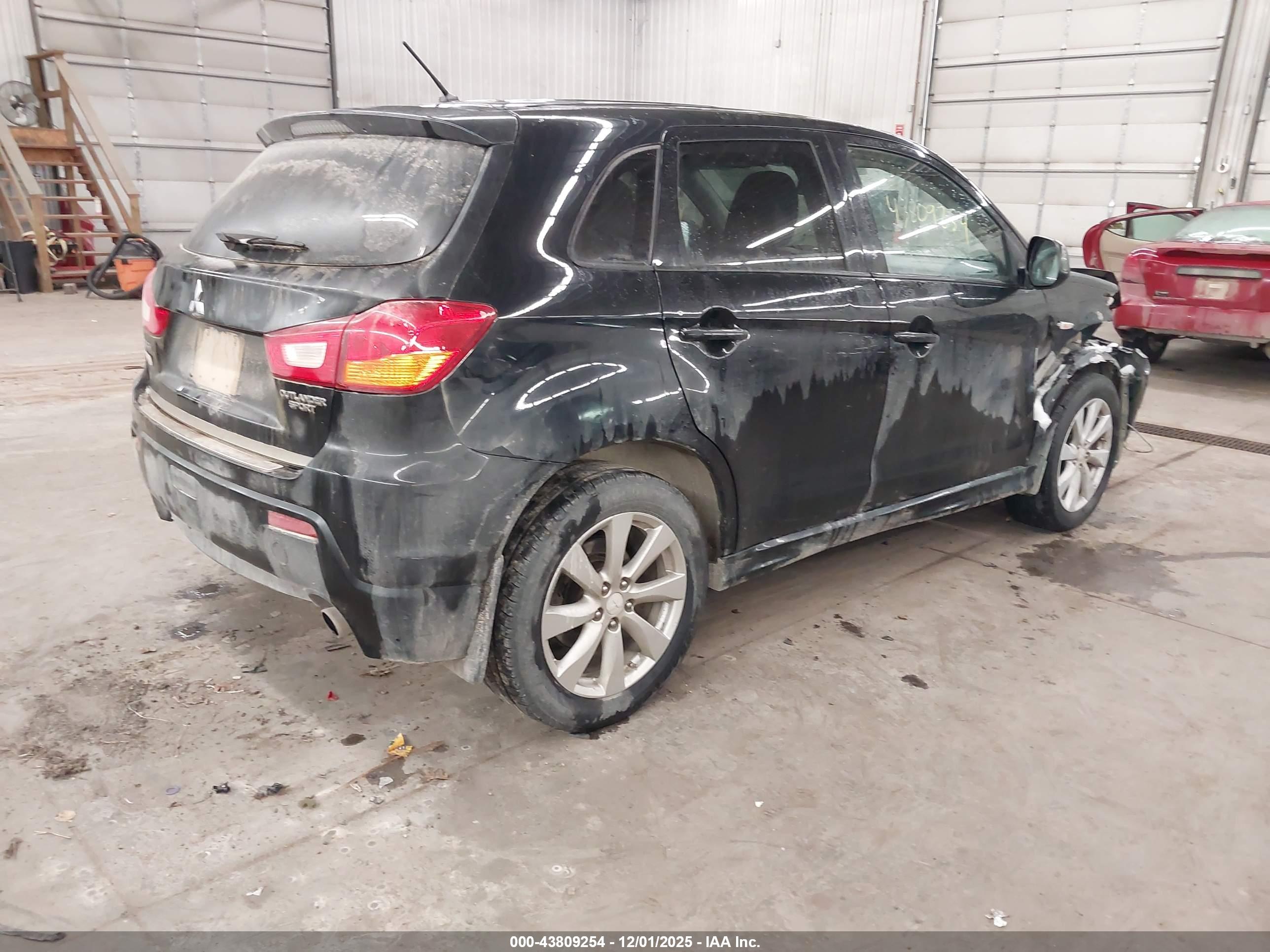 MITSUBISHI OUTLANDER image 4