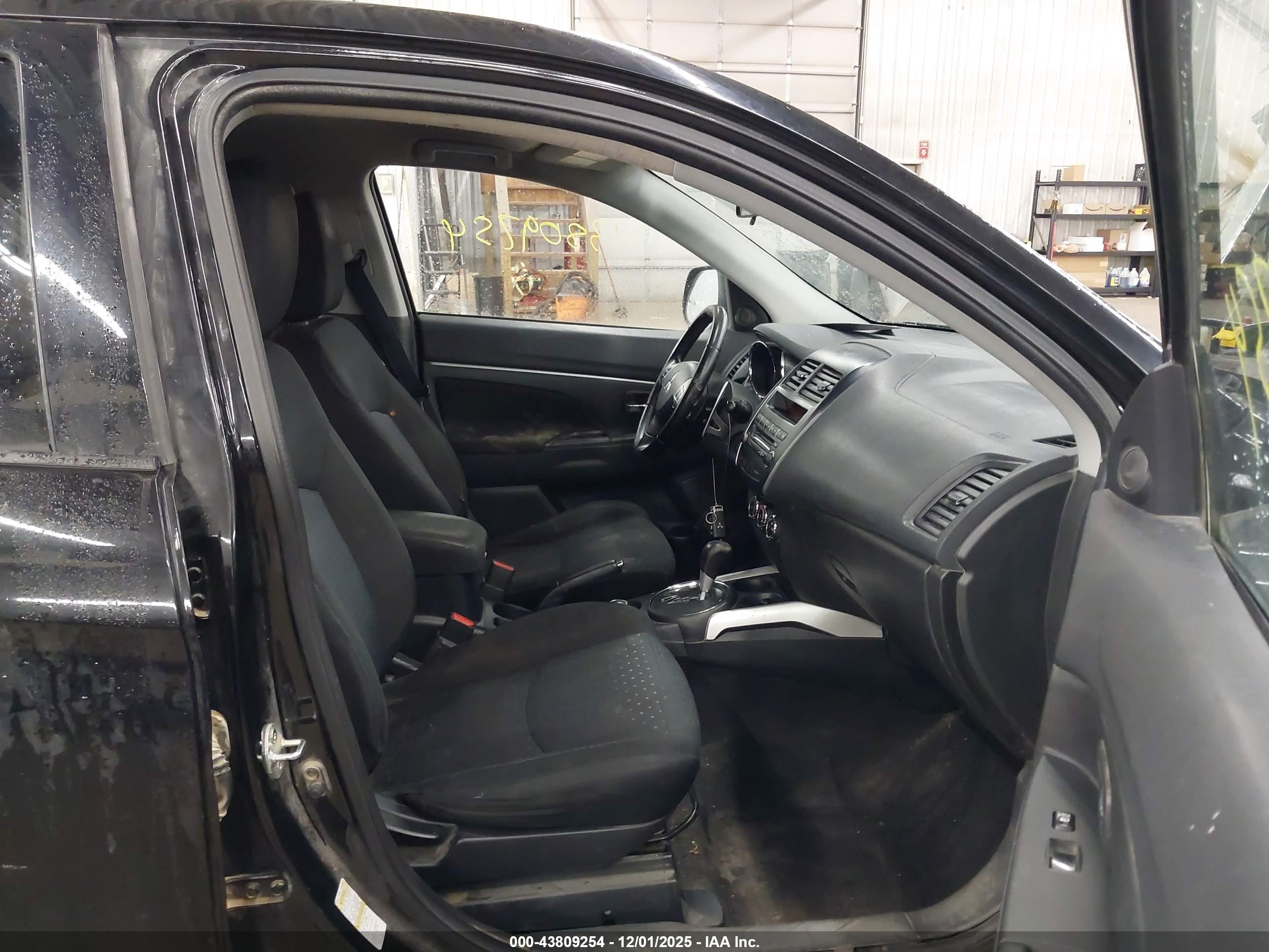 MITSUBISHI OUTLANDER image 5