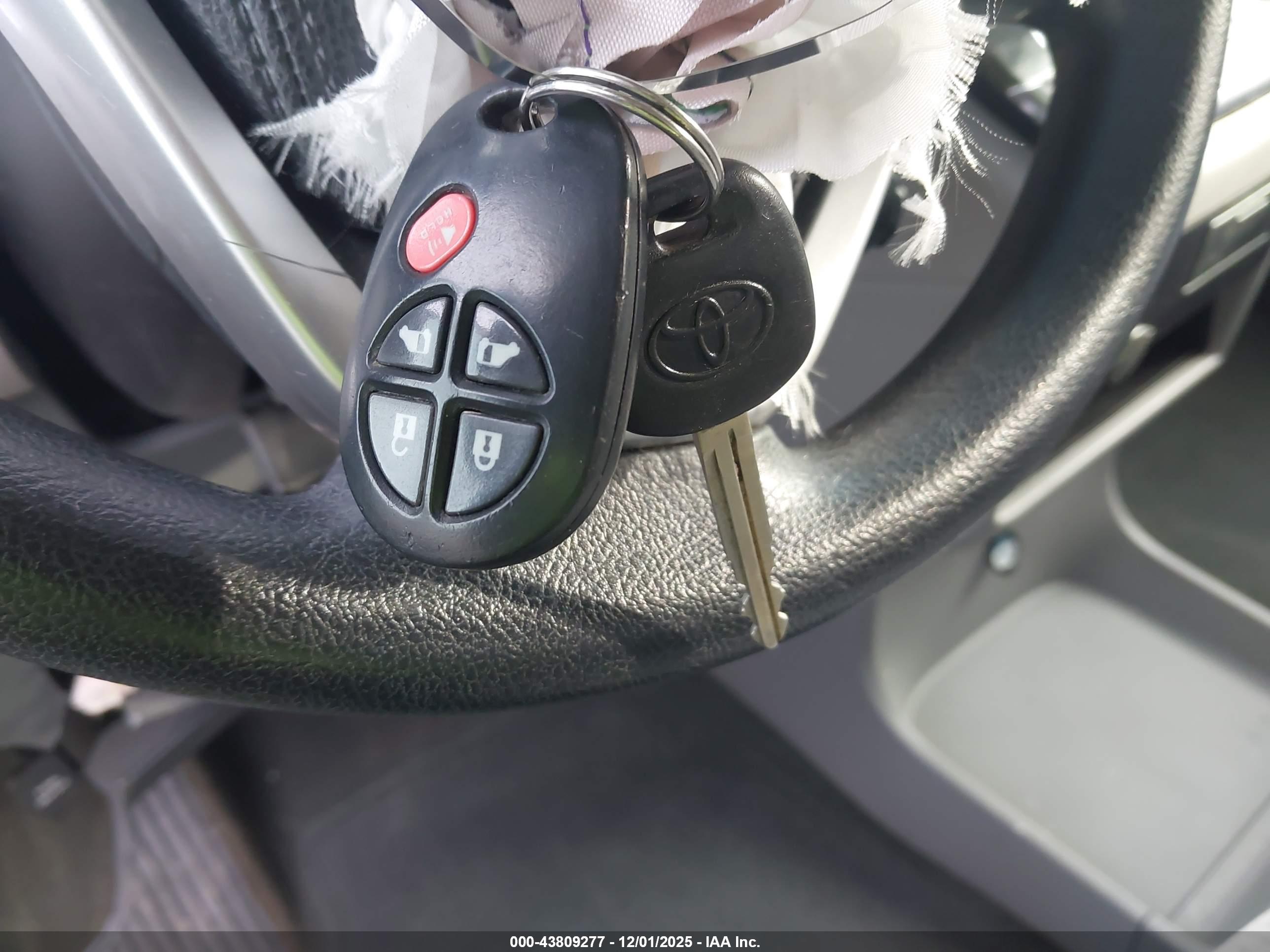 TOYOTA SIENNA image 11