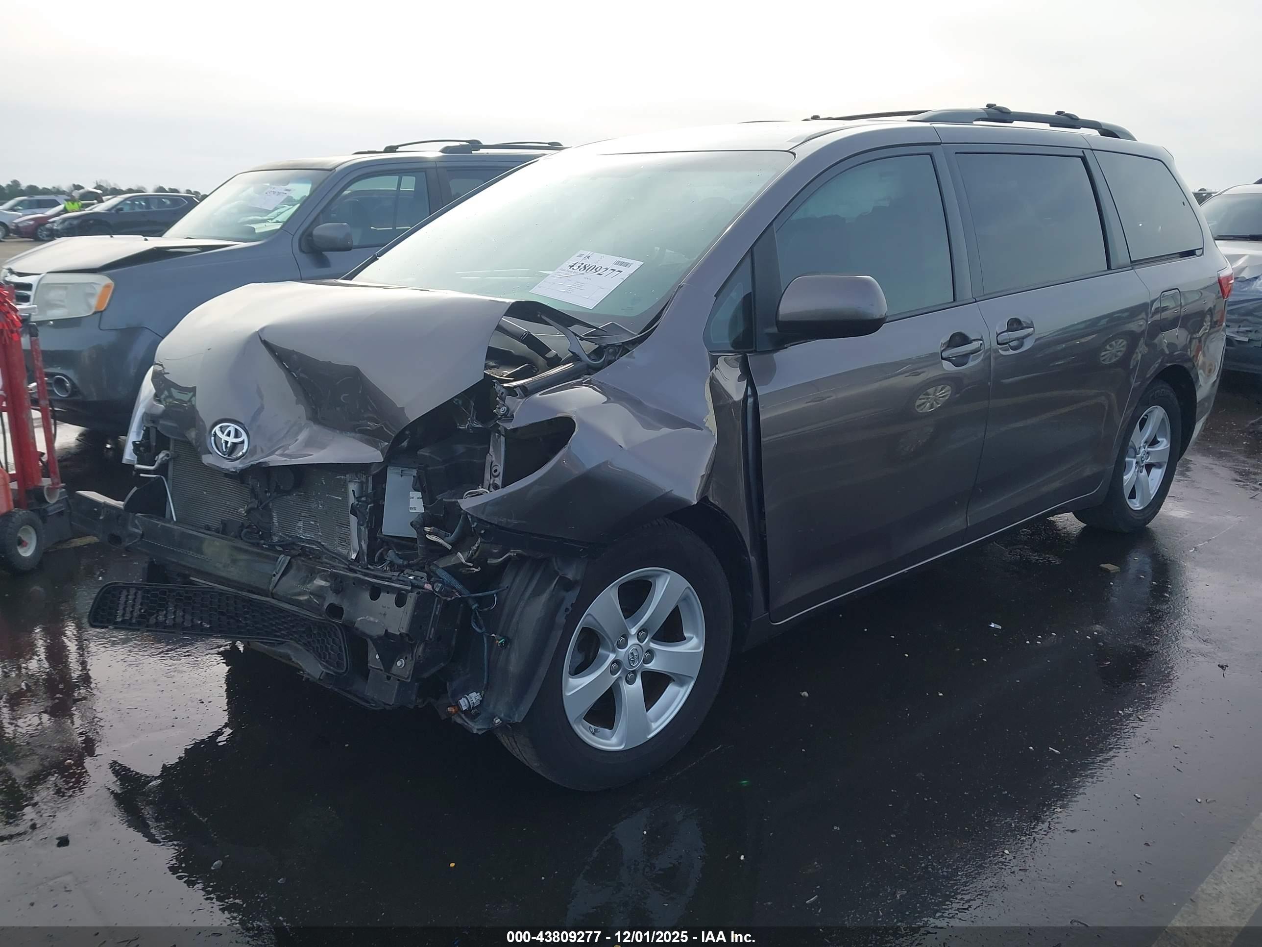 TOYOTA SIENNA image 2