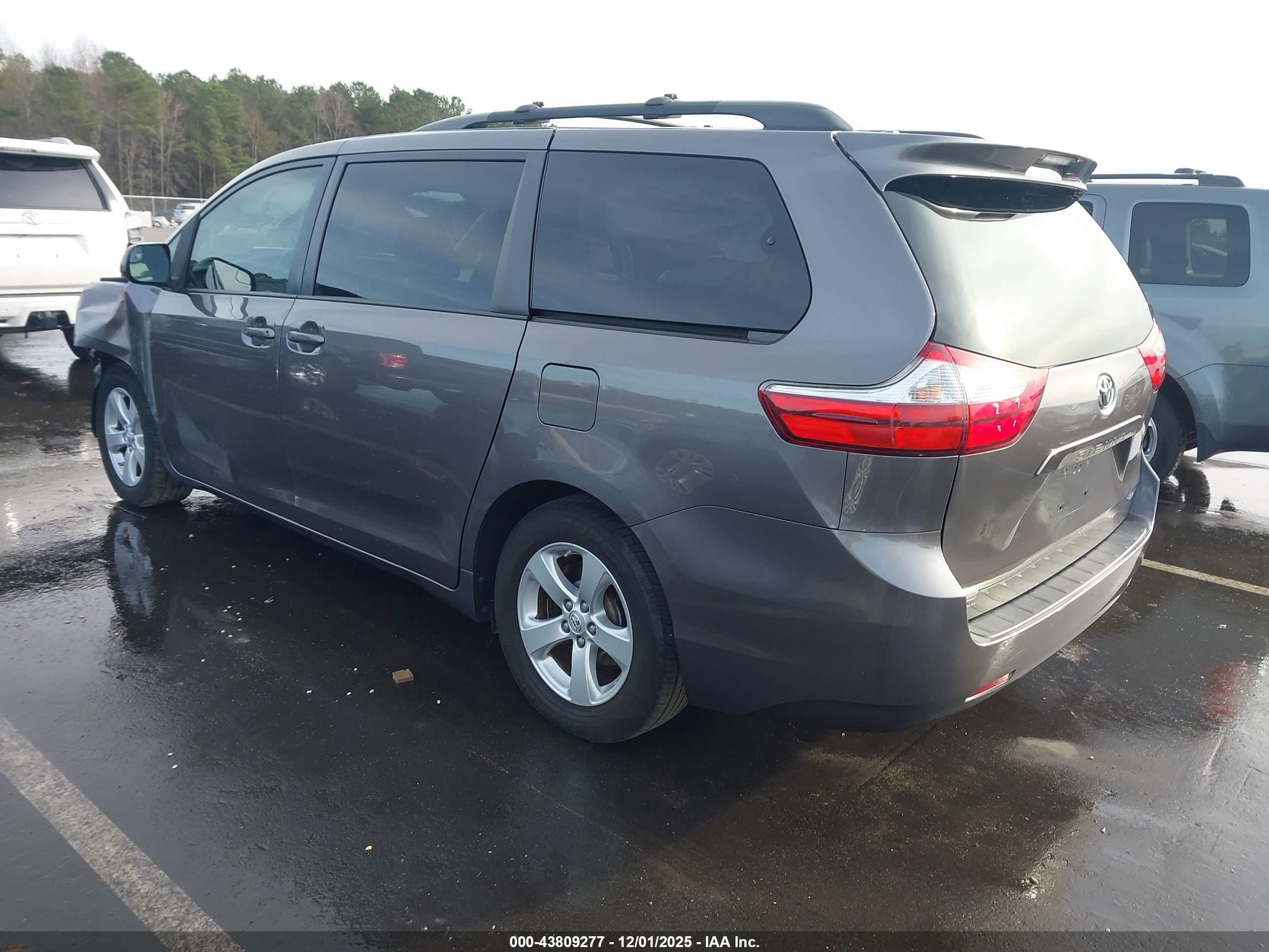 TOYOTA SIENNA image 3
