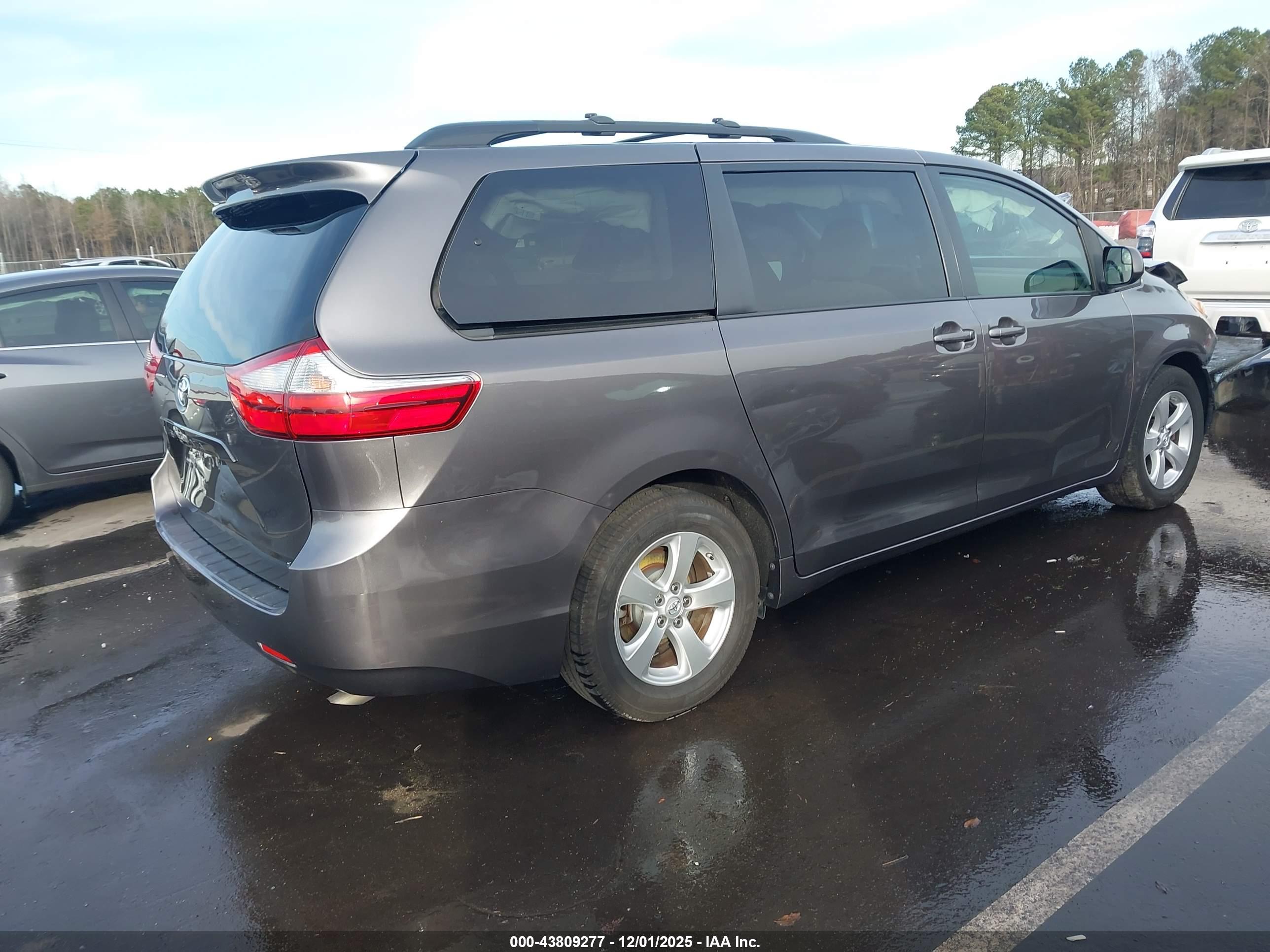 TOYOTA SIENNA image 4