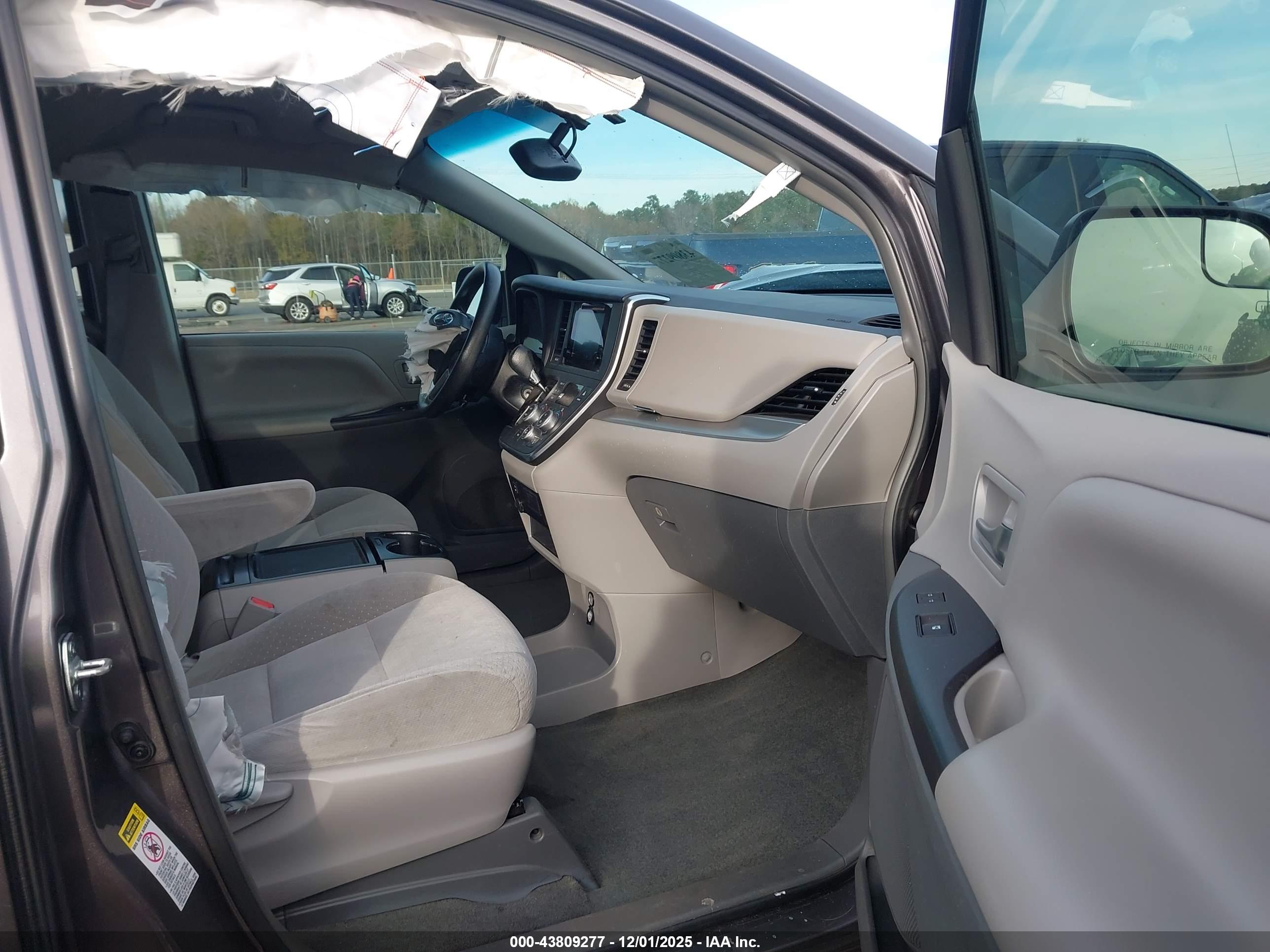 TOYOTA SIENNA image 5