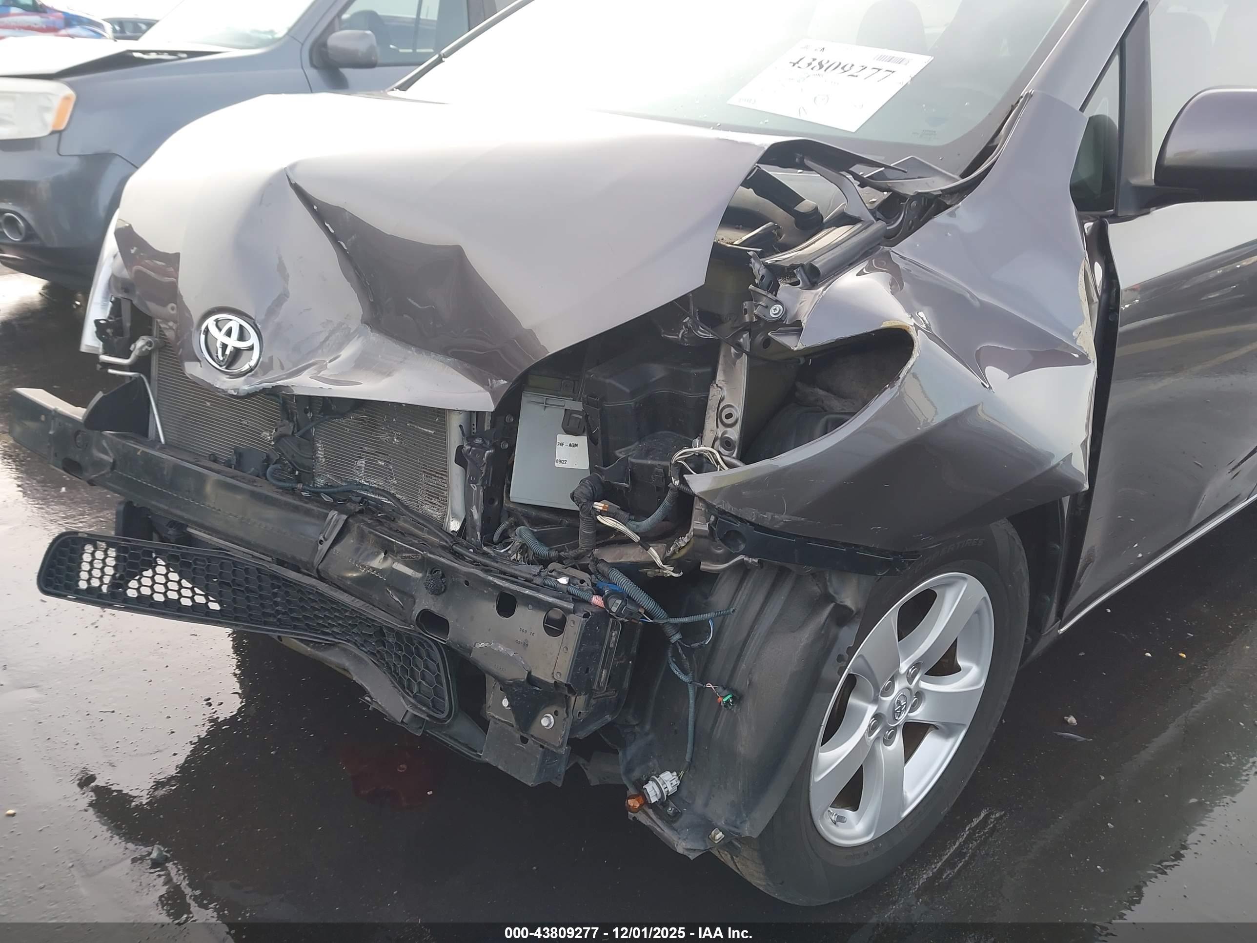 TOYOTA SIENNA image 6