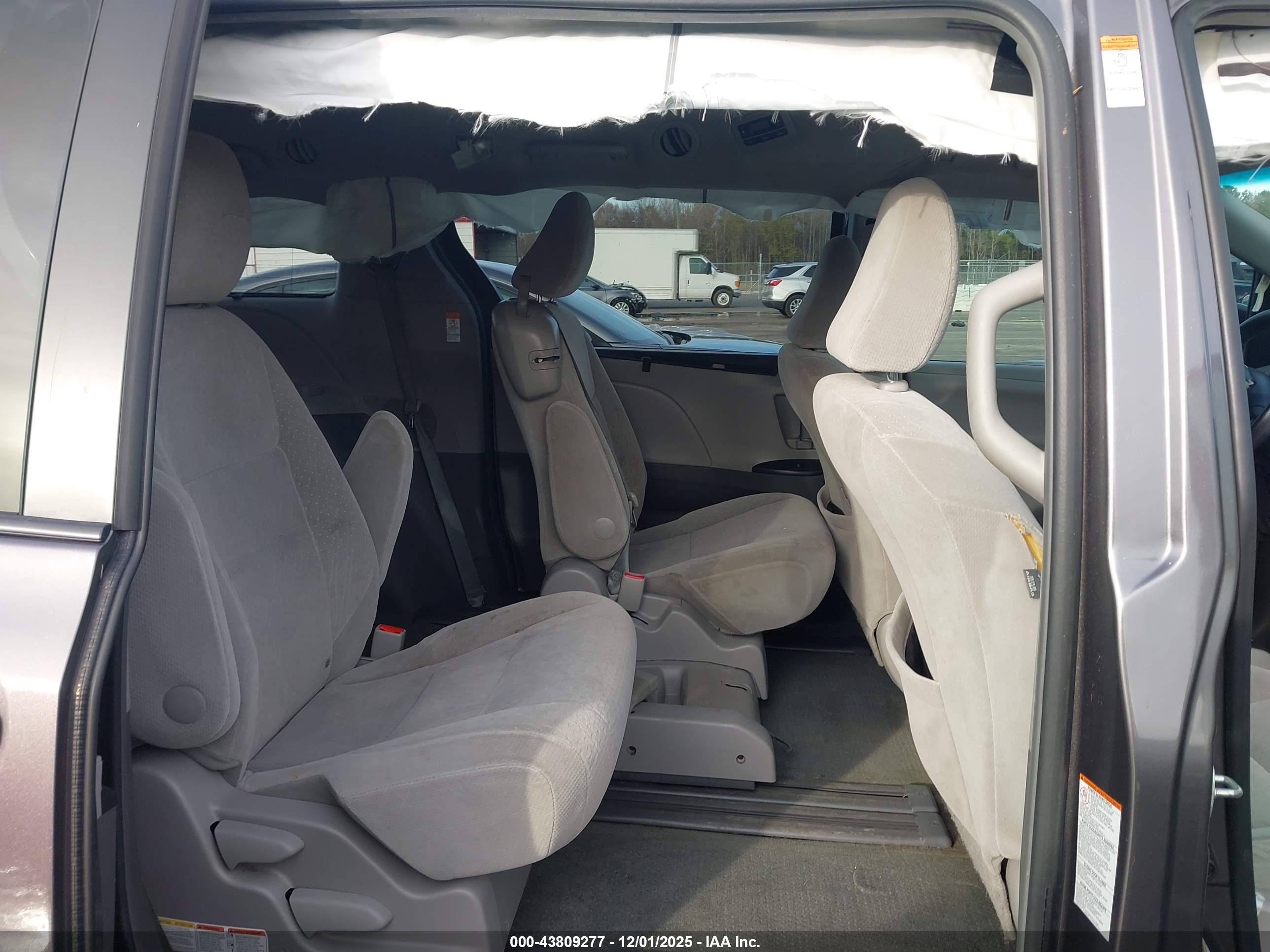 TOYOTA SIENNA image 8