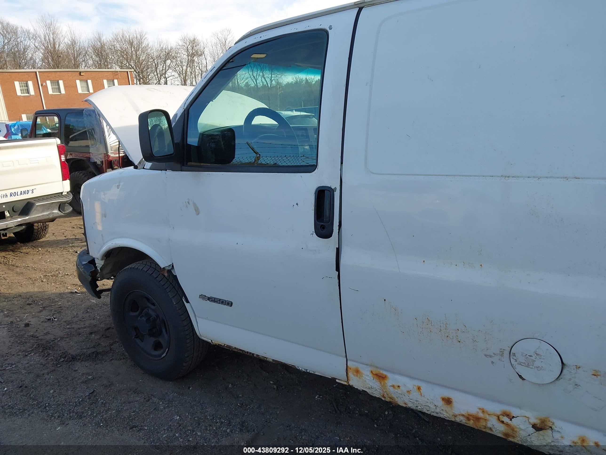 CHEVROLET EXPRESS image 3