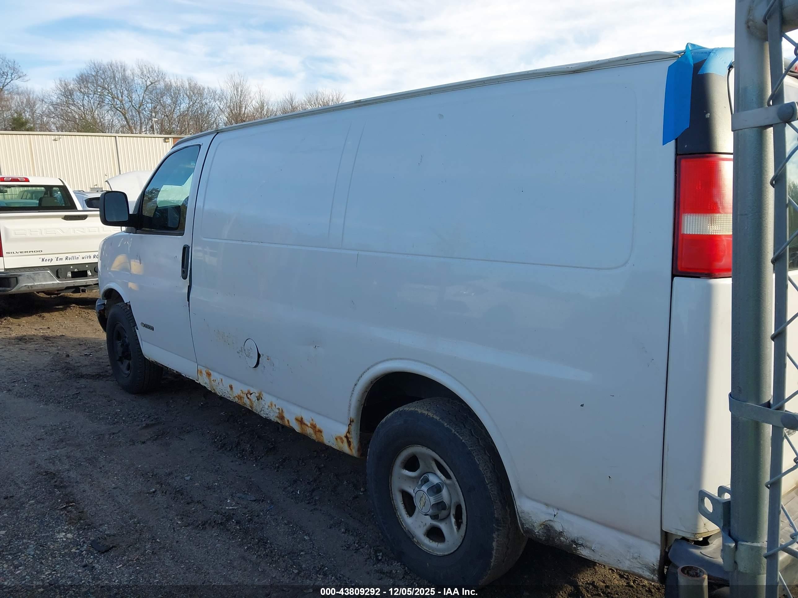 CHEVROLET EXPRESS image 4