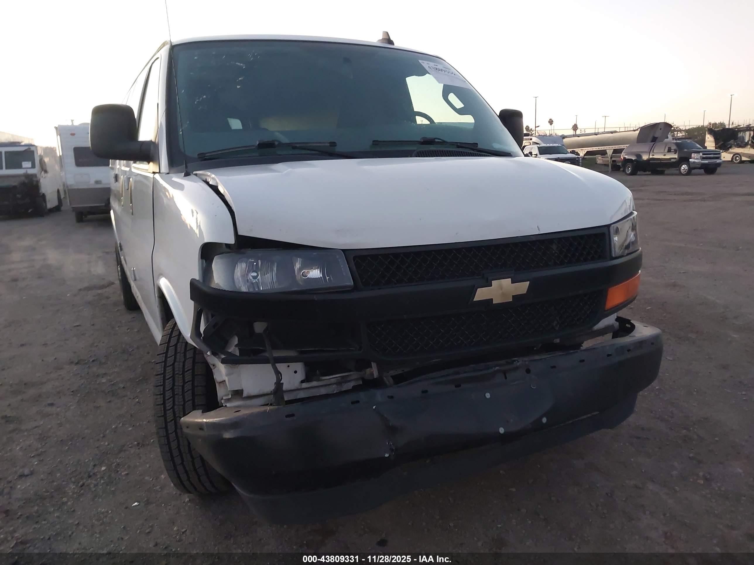 CHEVROLET EXPRESS image 6