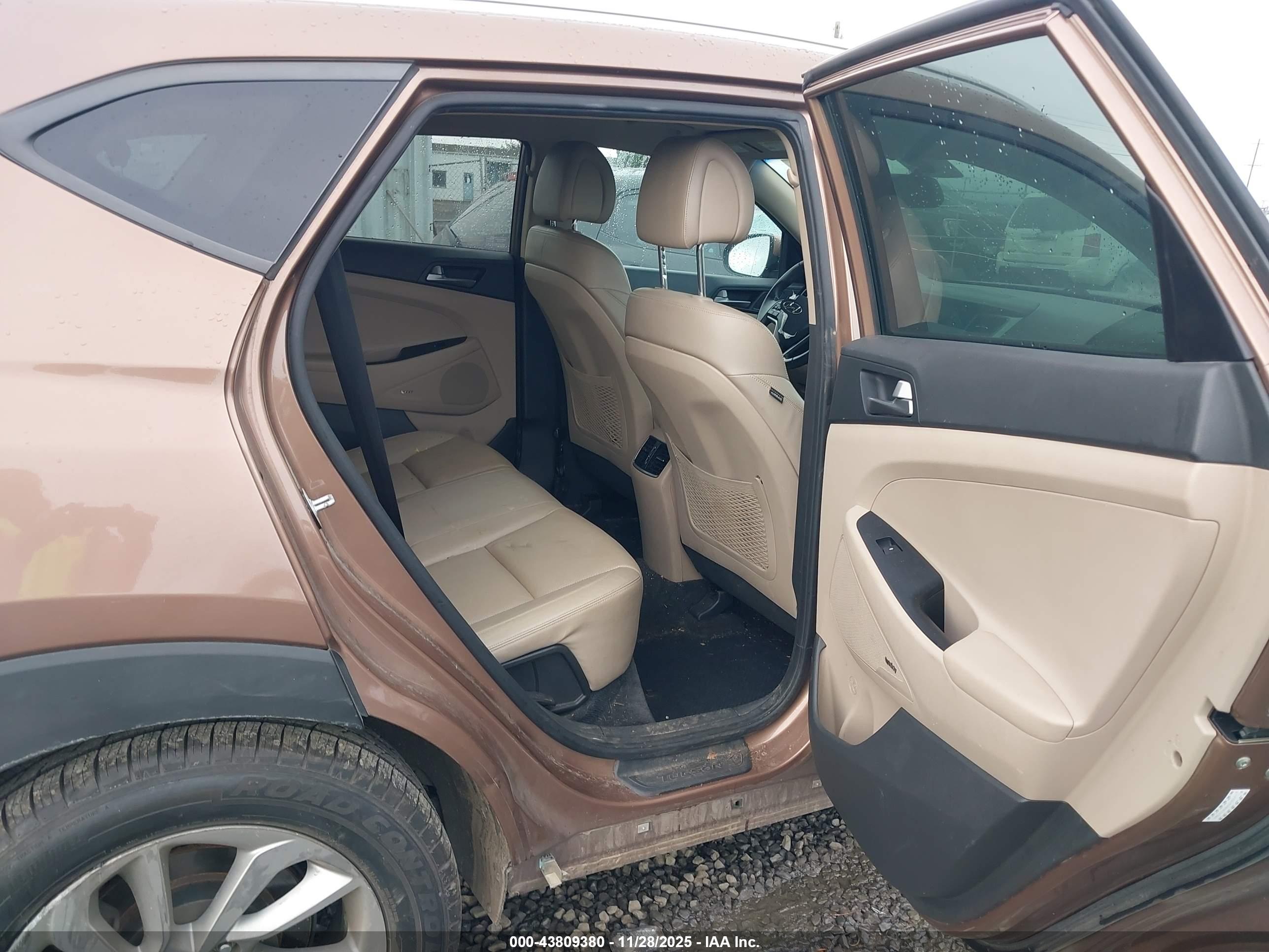 HYUNDAI TUCSON image 8
