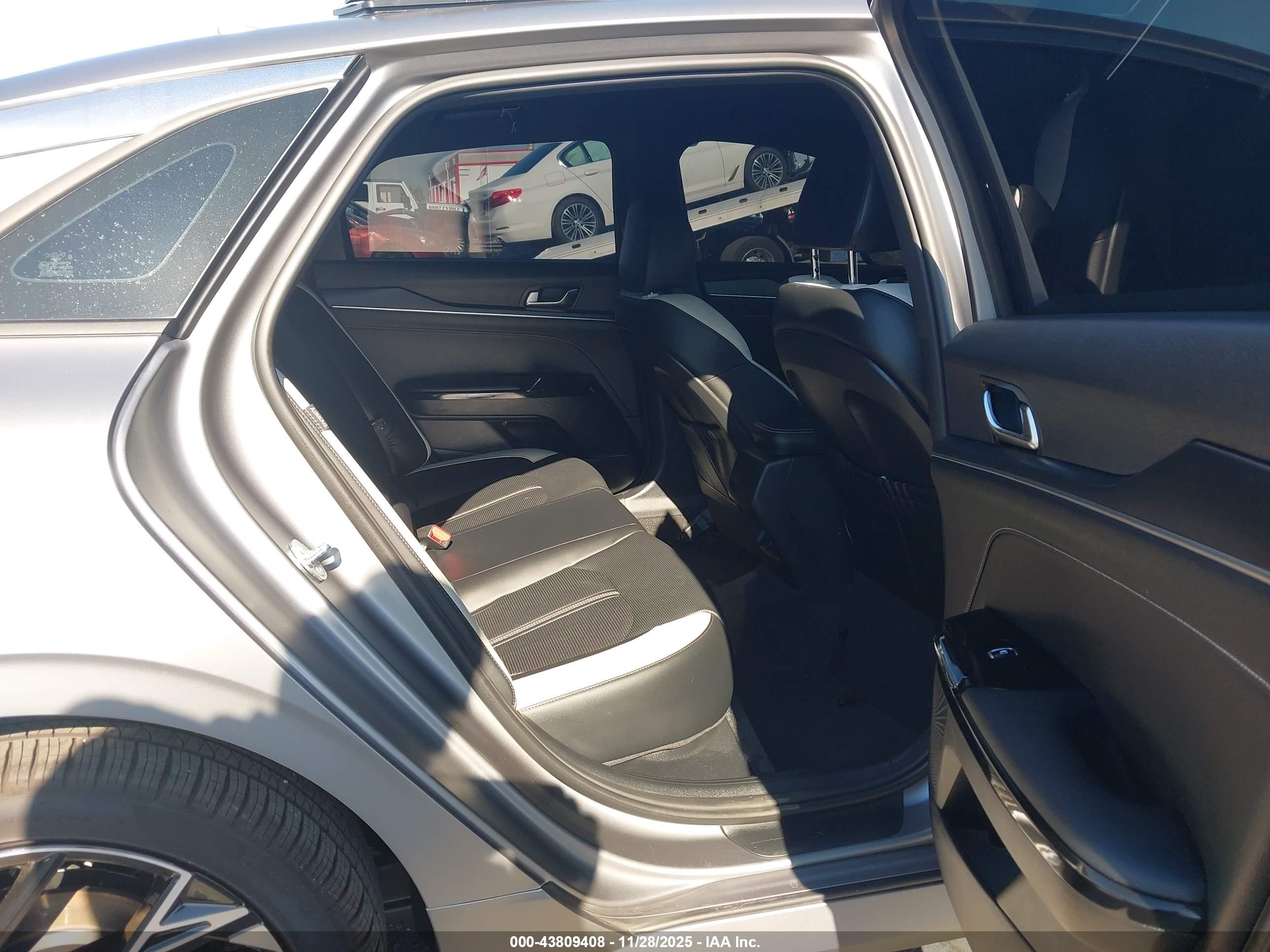 KIA K5 image 8
