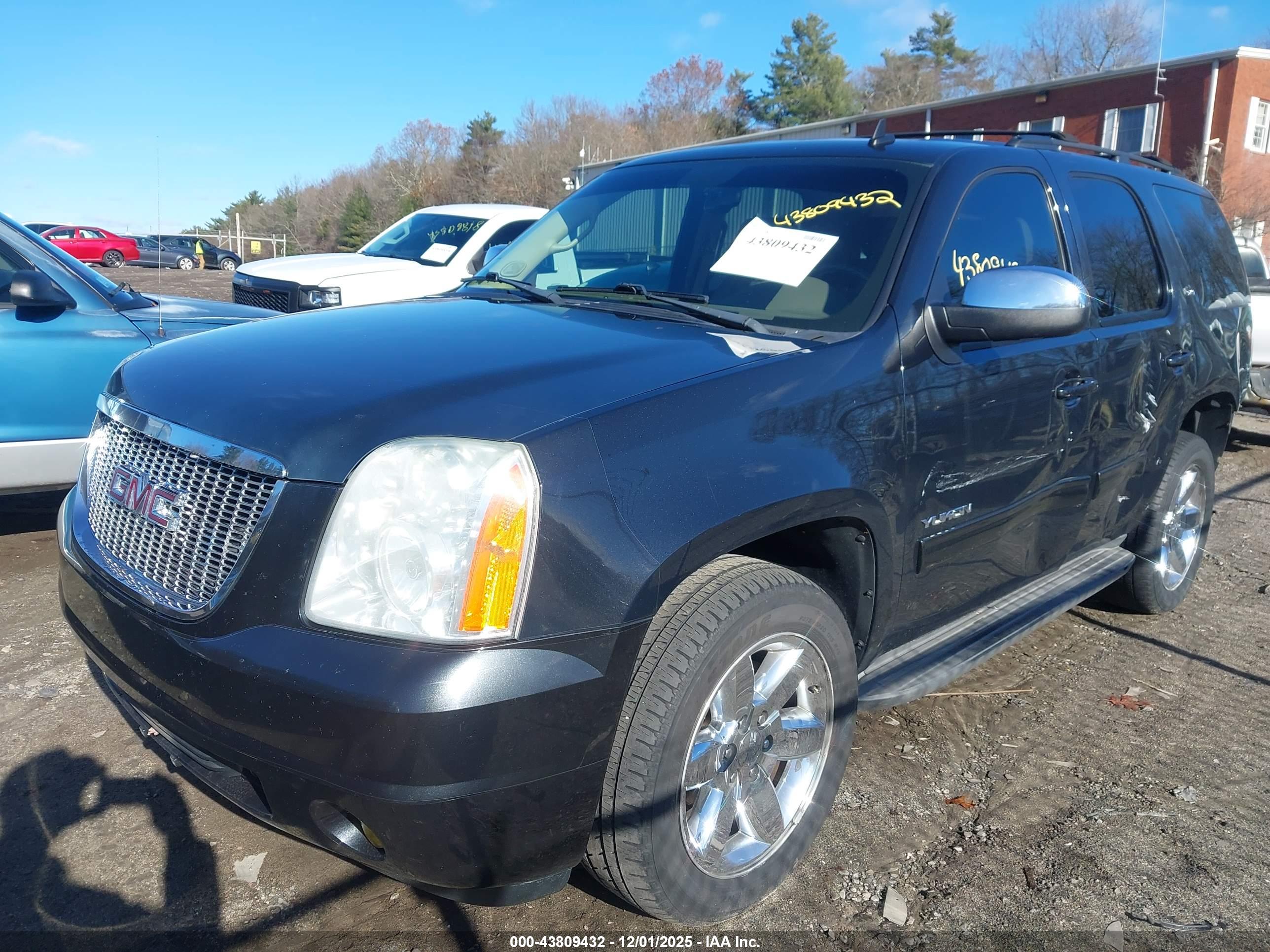 GMC YUKON image 2
